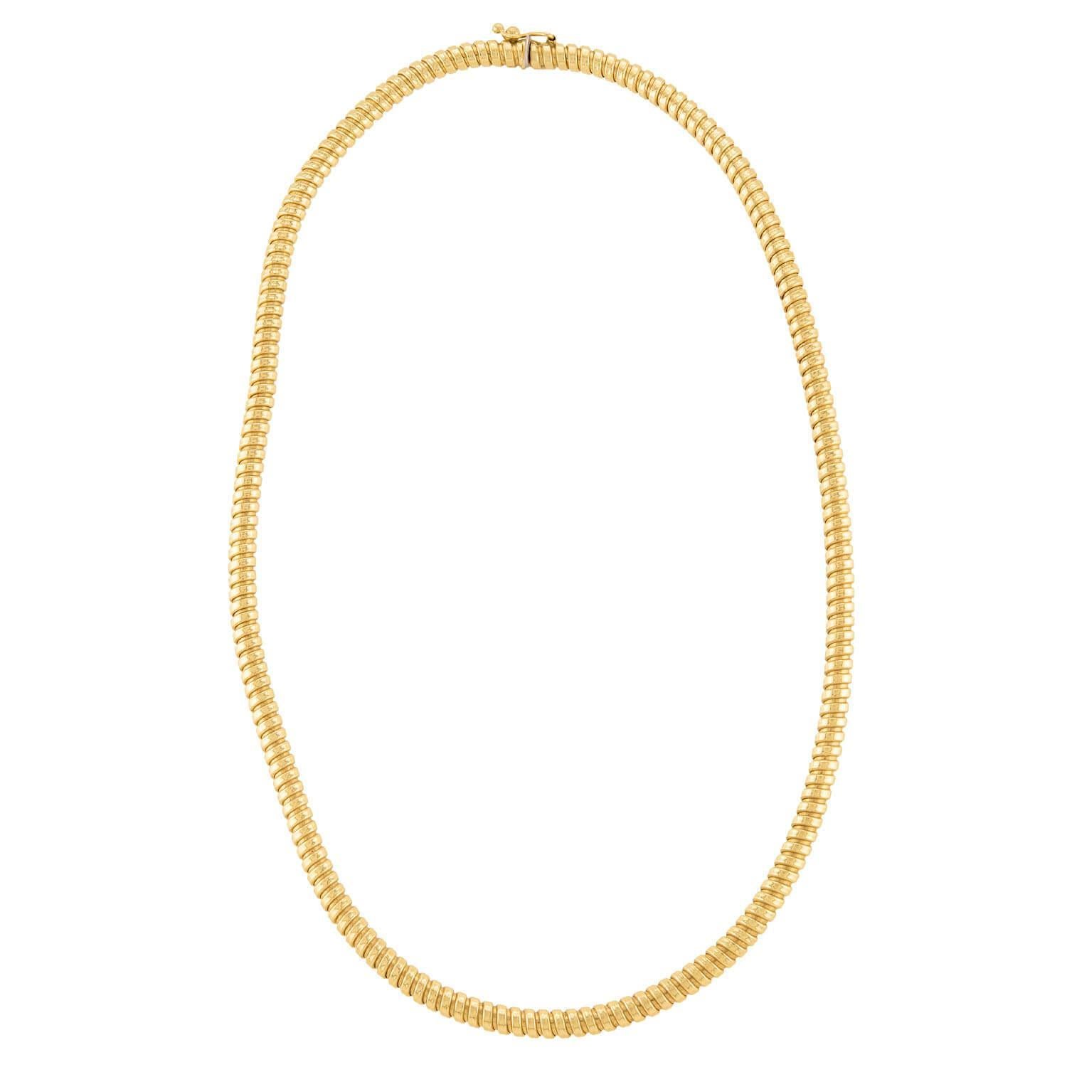 Una fantastica collana a catena con tubo del gas di epoca vintage (anni '60 circa)! Questo splendido pezzo ha un forte aspetto Vintage ed è realizzato in un vibrante oro 14k. La collana, simile a una molla, ha una meravigliosa texture a coste che si
