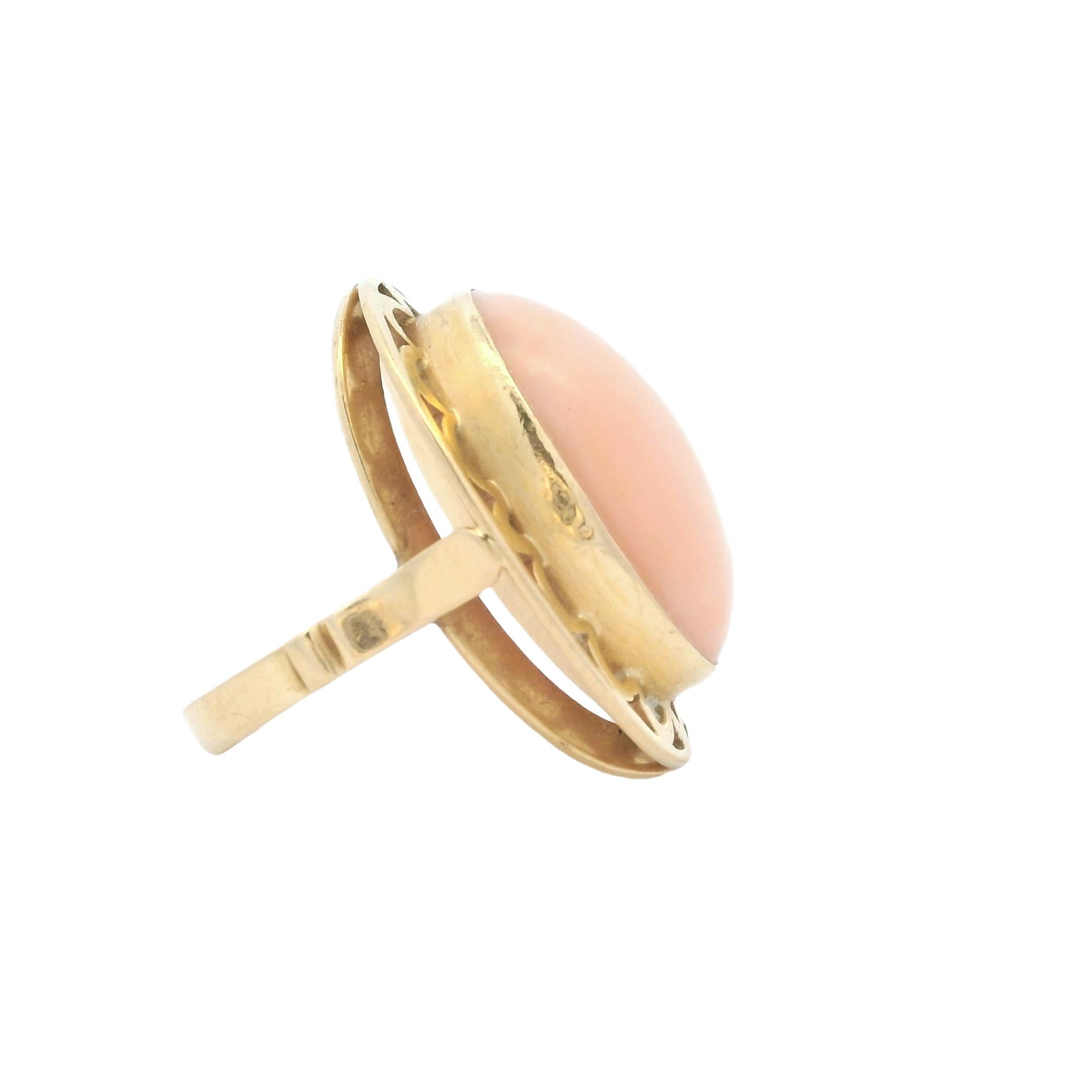 Vintage Italian 14K Gold Engelshaut Korallen Cabochon Ring, Größe 5,75 im Zustand „Hervorragend“ im Angebot in Miami, FL