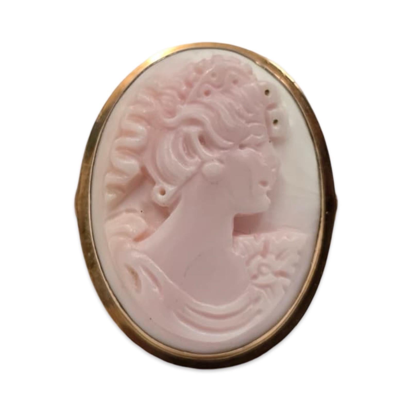 Anello cammeo con conchiglia rosa in oro 14K d'epoca, profilo classico floreale In condizioni ottime in vendita a Miami, FL