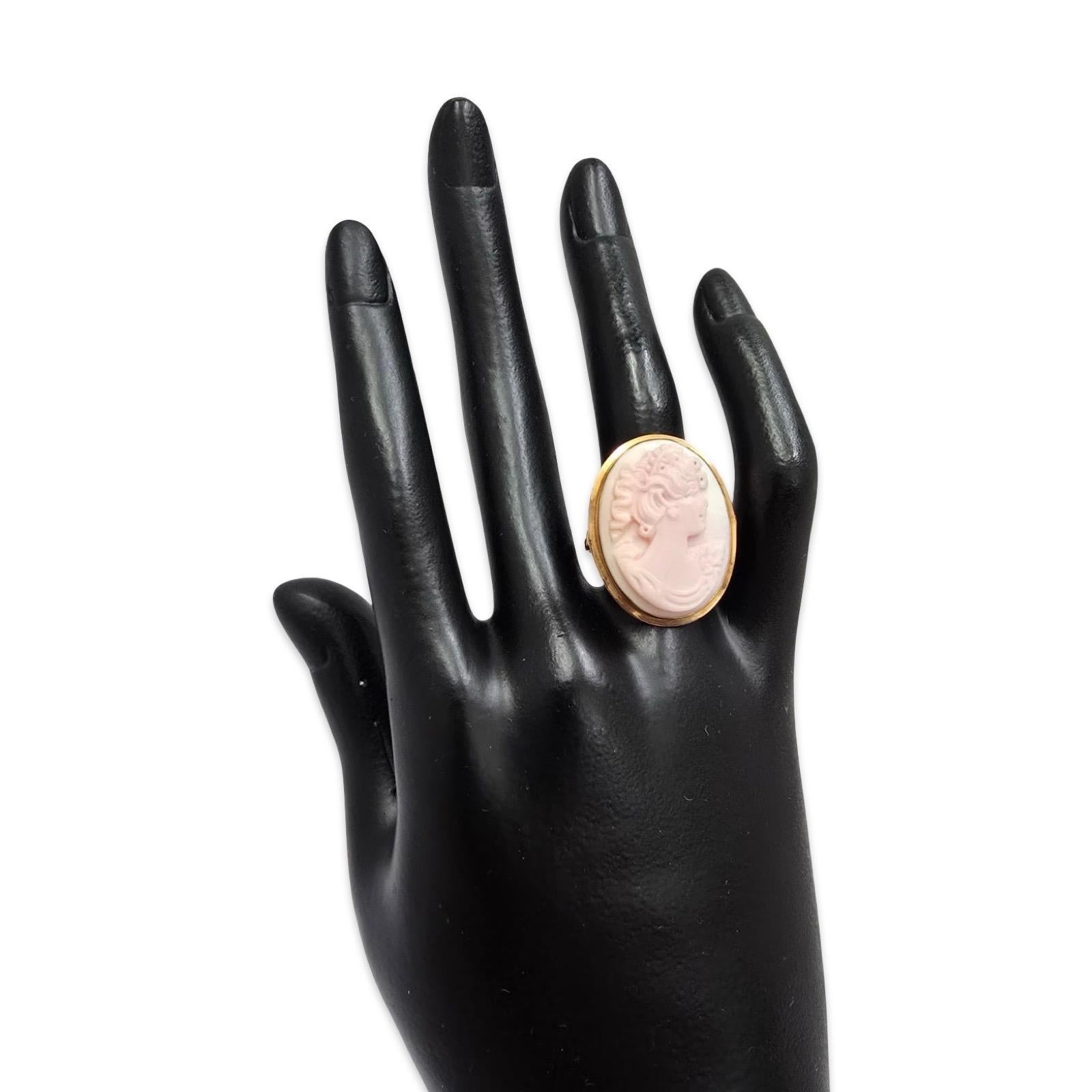 Donna Anello cammeo con conchiglia rosa in oro 14K d'epoca, profilo classico floreale in vendita