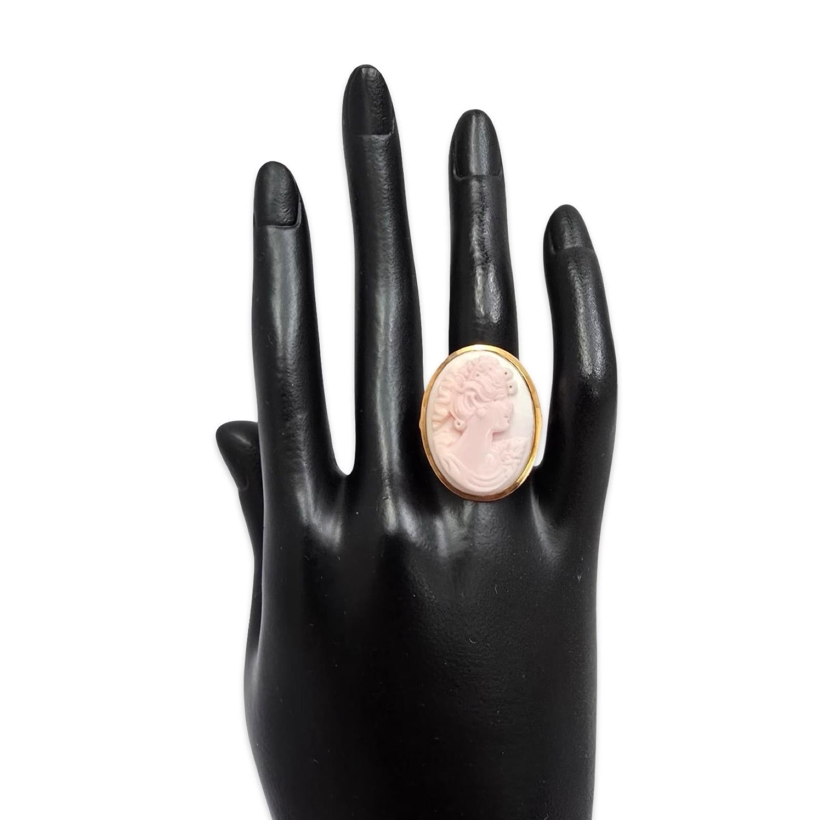 Anello cammeo con conchiglia rosa in oro 14K d'epoca, profilo classico floreale in vendita 1