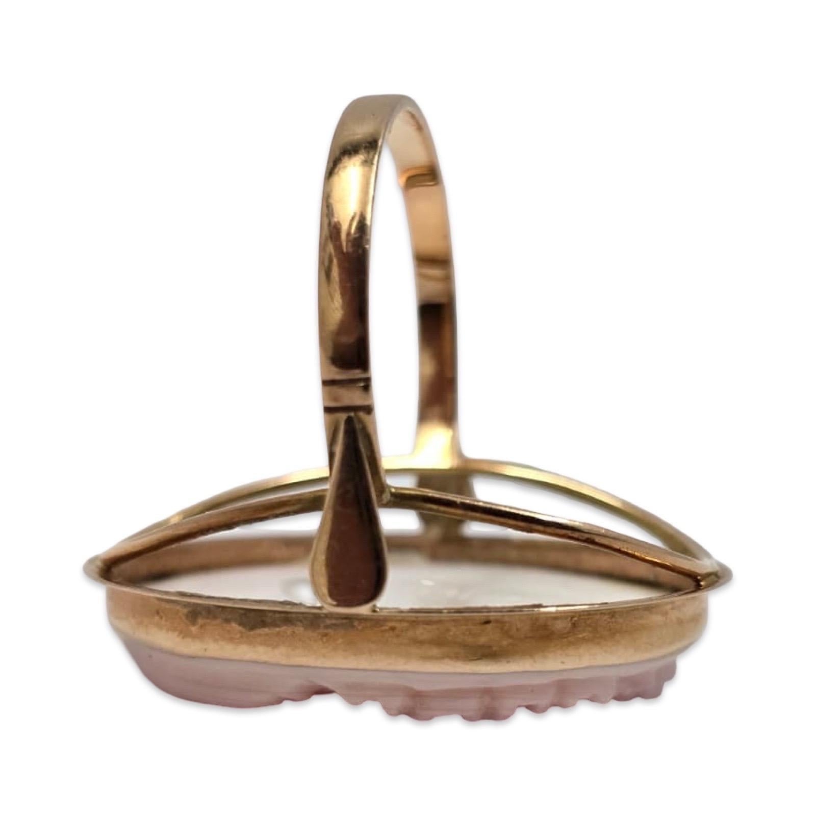 Anello cammeo con conchiglia rosa in oro 14K d'epoca, profilo classico floreale in vendita 4
