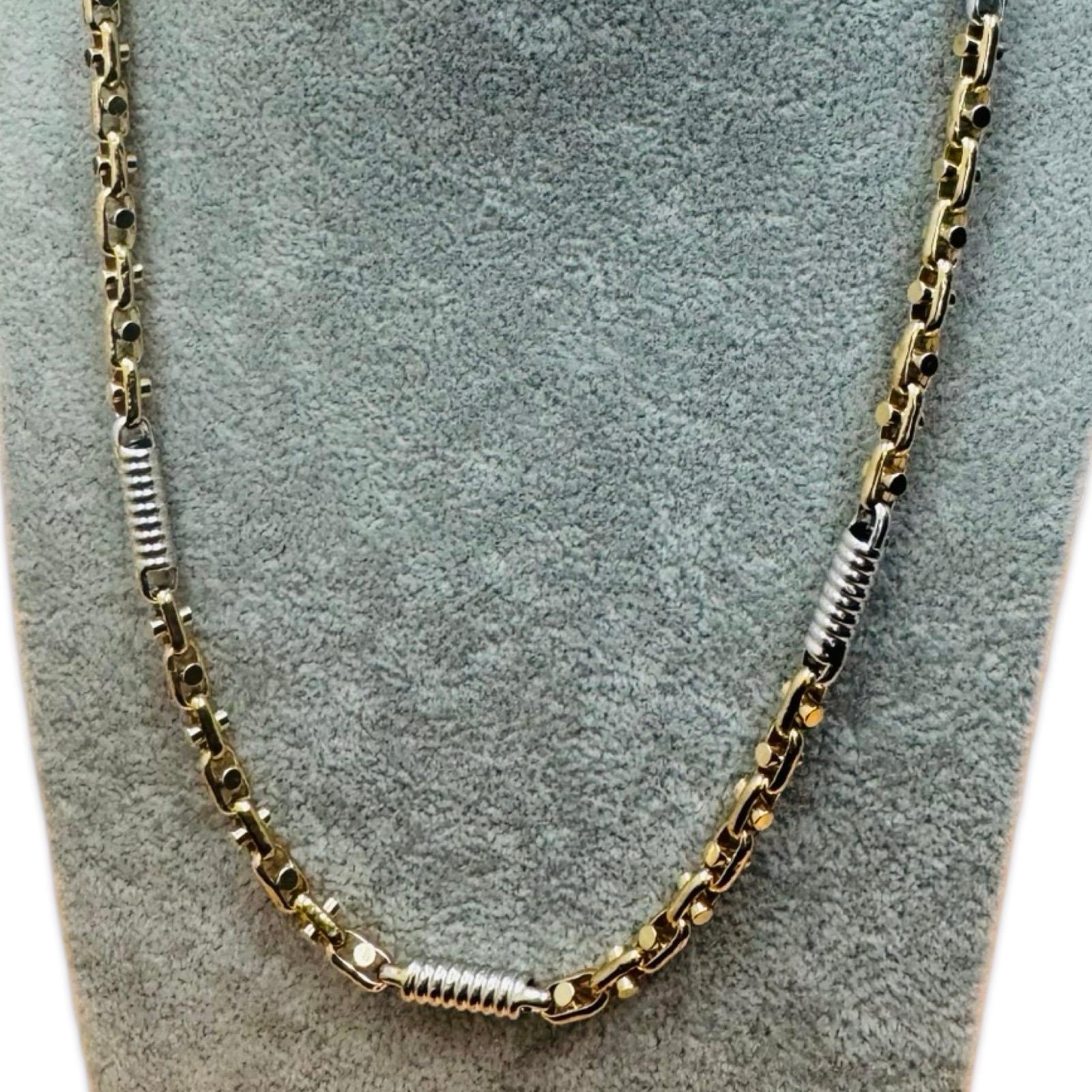 Eleva il tuo stile con questa splendida catena vintage degli anni '80, vera testimonianza dell'artigianato di lusso italiano. Realizzato in oro a 14 carati, questo modello di fascia alta emana raffinatezza con i suoi 22 pollici di lunghezza e