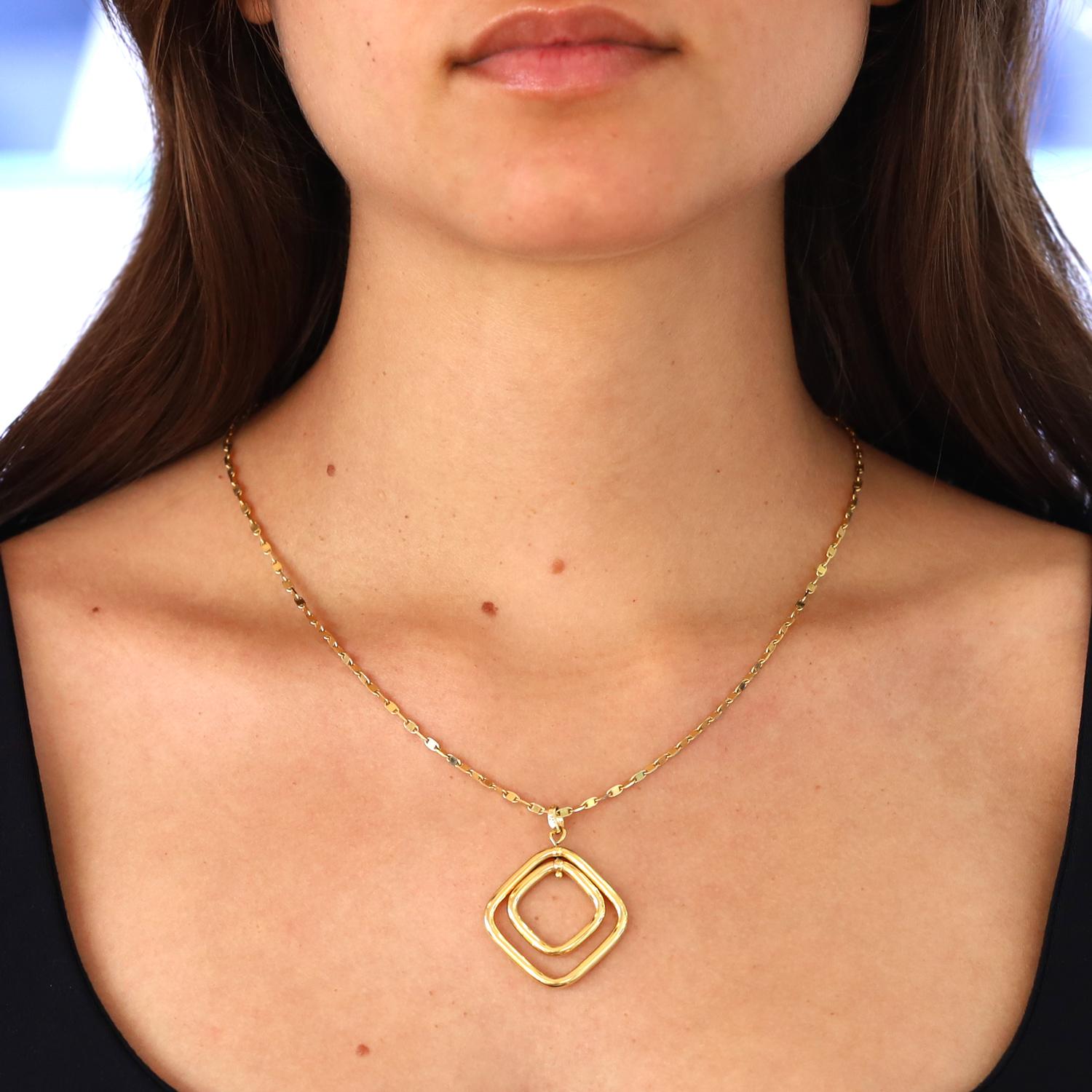 Ce collier vintage en or jaune italien 14k présente un pendentif hypnotique en mouvement. La chaîne à maillons Marin soutient le pendentif carré pivotant et se pose luxueusement sur votre cou. Le chic de 1990 avec une touche de modernité du milieu