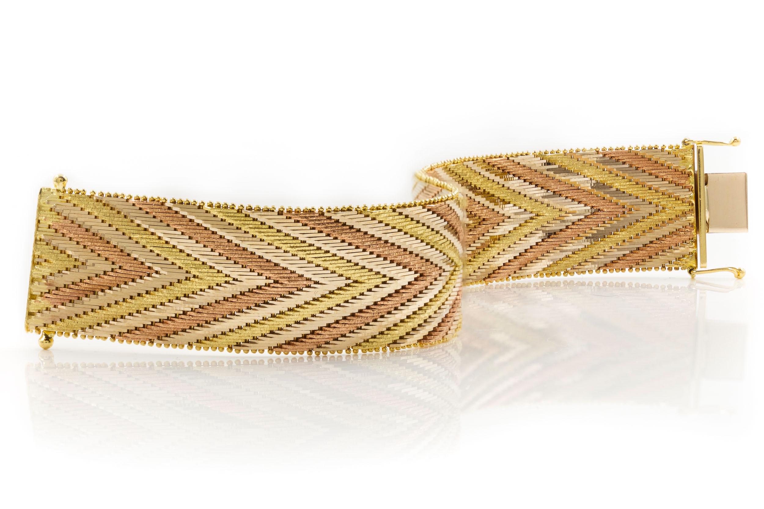 Mid-Century Modern Bracelet italien vintage à maillons en or tricolore 14 carats à motif de chevrons en vente