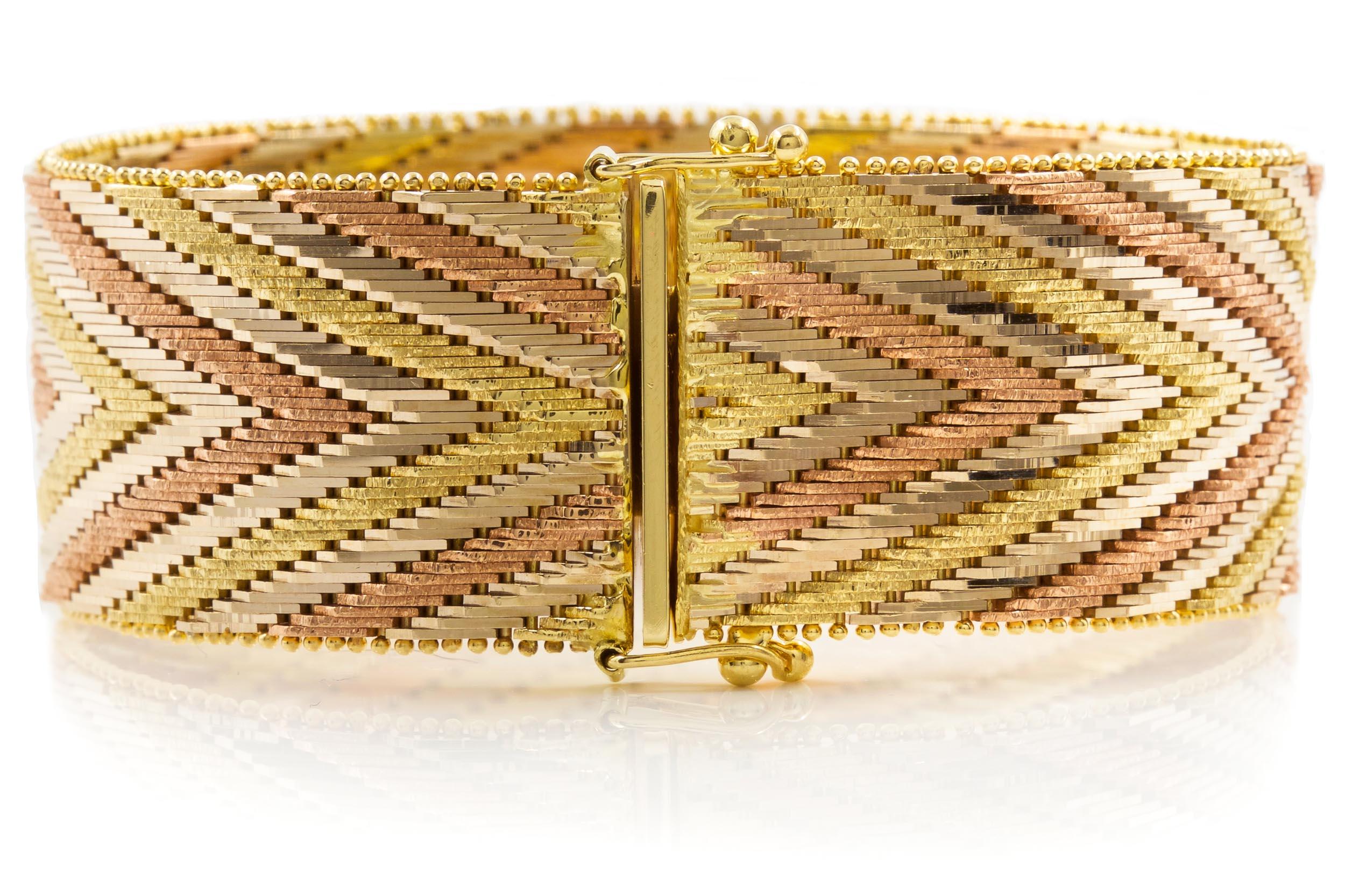 20ième siècle Bracelet italien vintage à maillons en or tricolore 14 carats à motif de chevrons en vente
