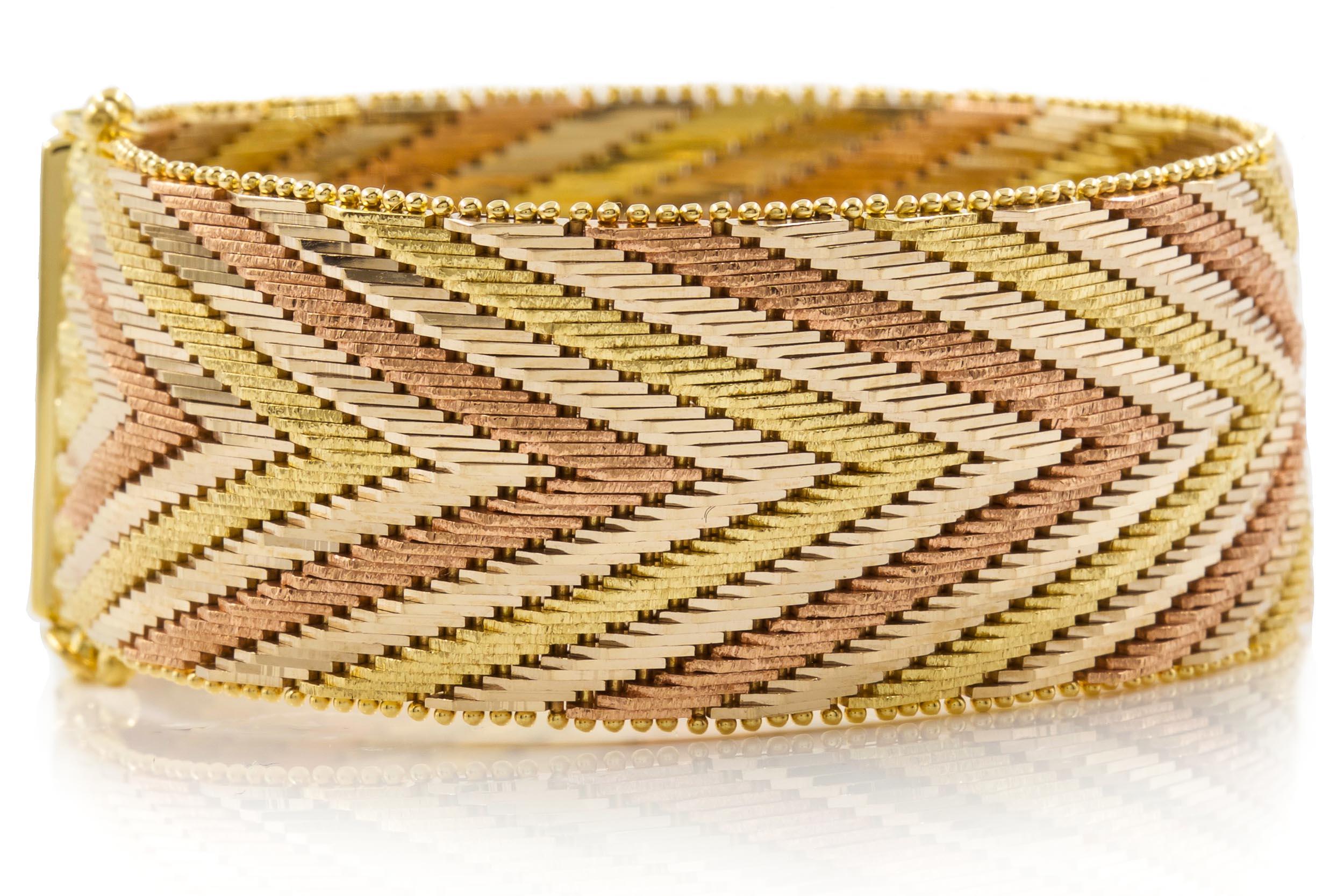 Or Bracelet italien vintage à maillons en or tricolore 14 carats à motif de chevrons en vente