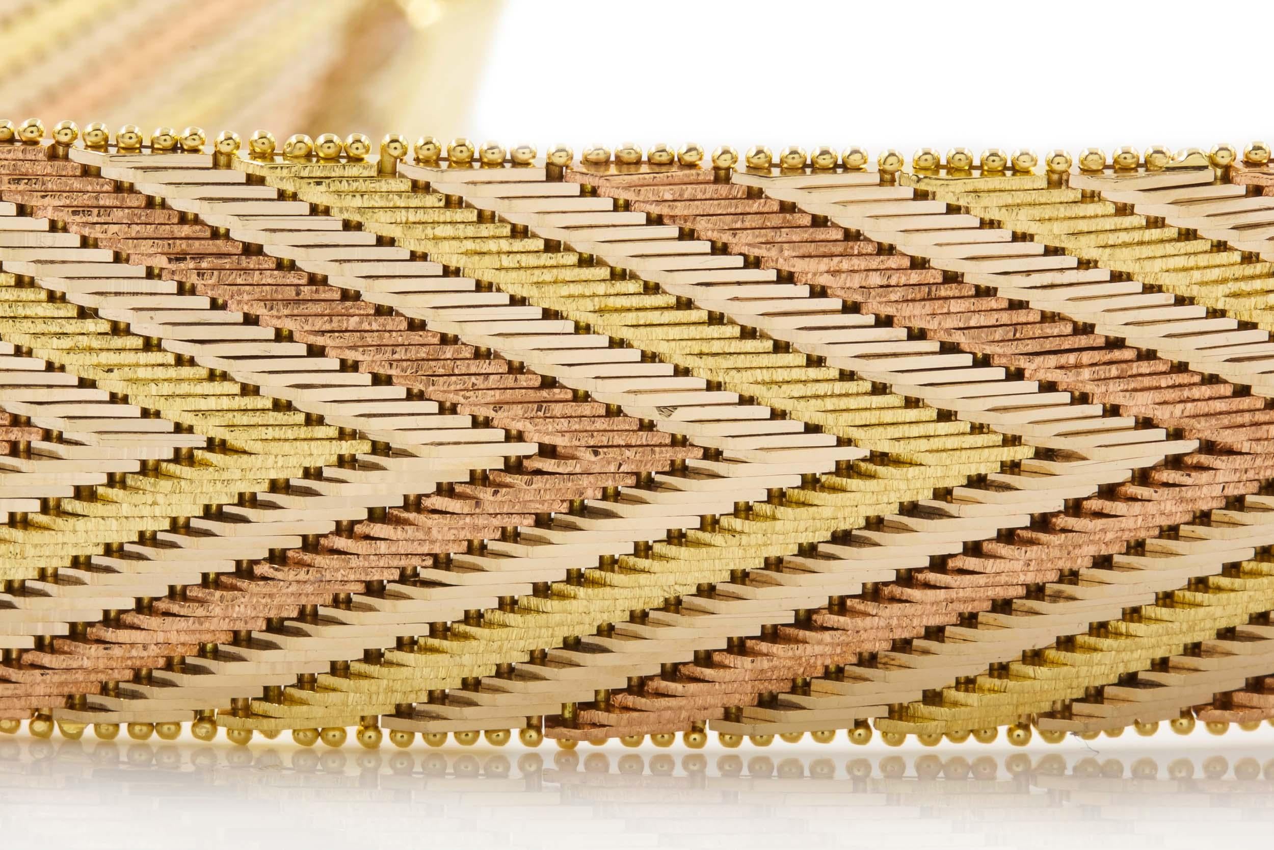 Bracelet italien vintage à maillons en or tricolore 14 carats à motif de chevrons en vente 1