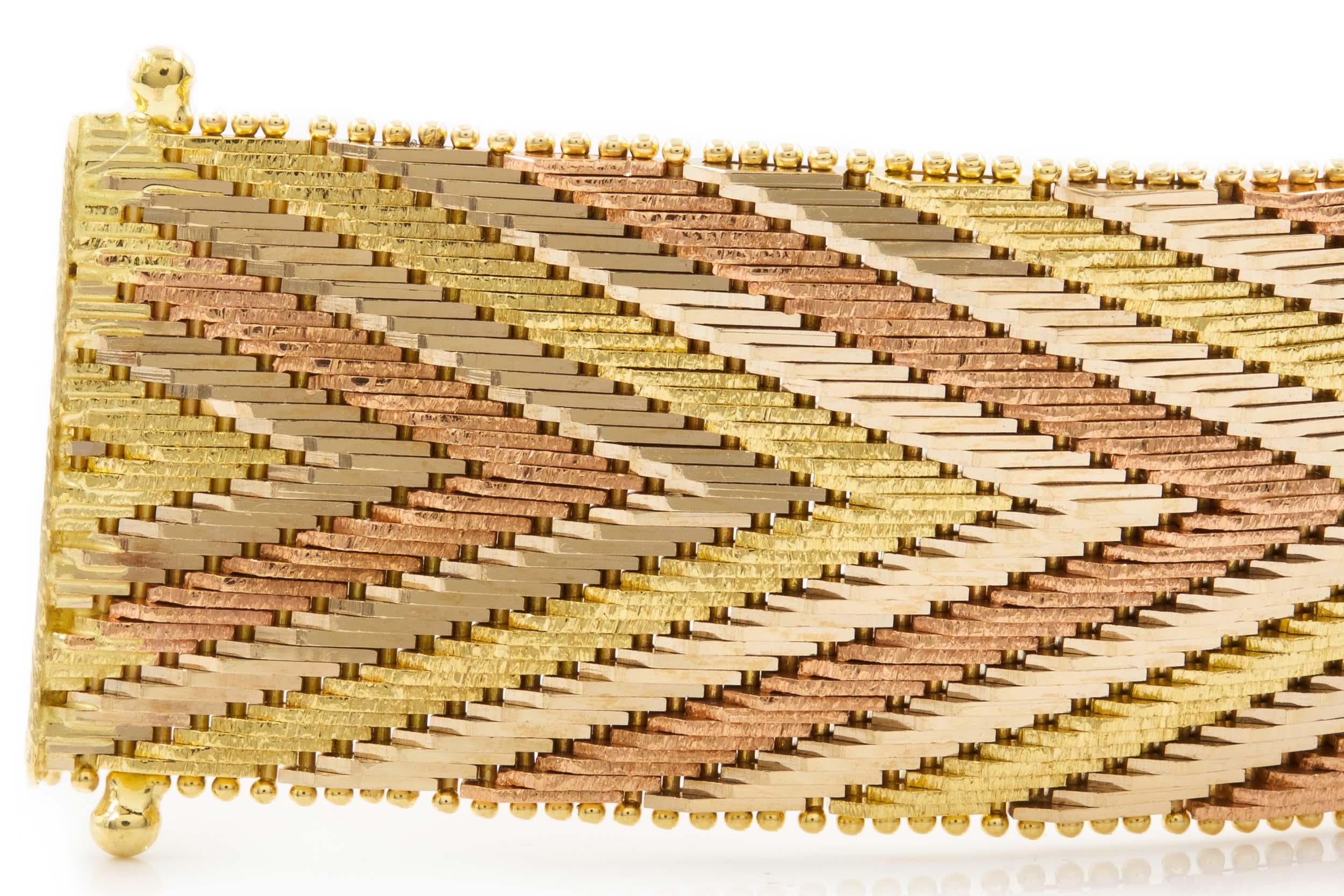 20th Century Vintage Italian 14k Tri-Color Gold Chevron Pattern Bar-Link Bracelet For Sale