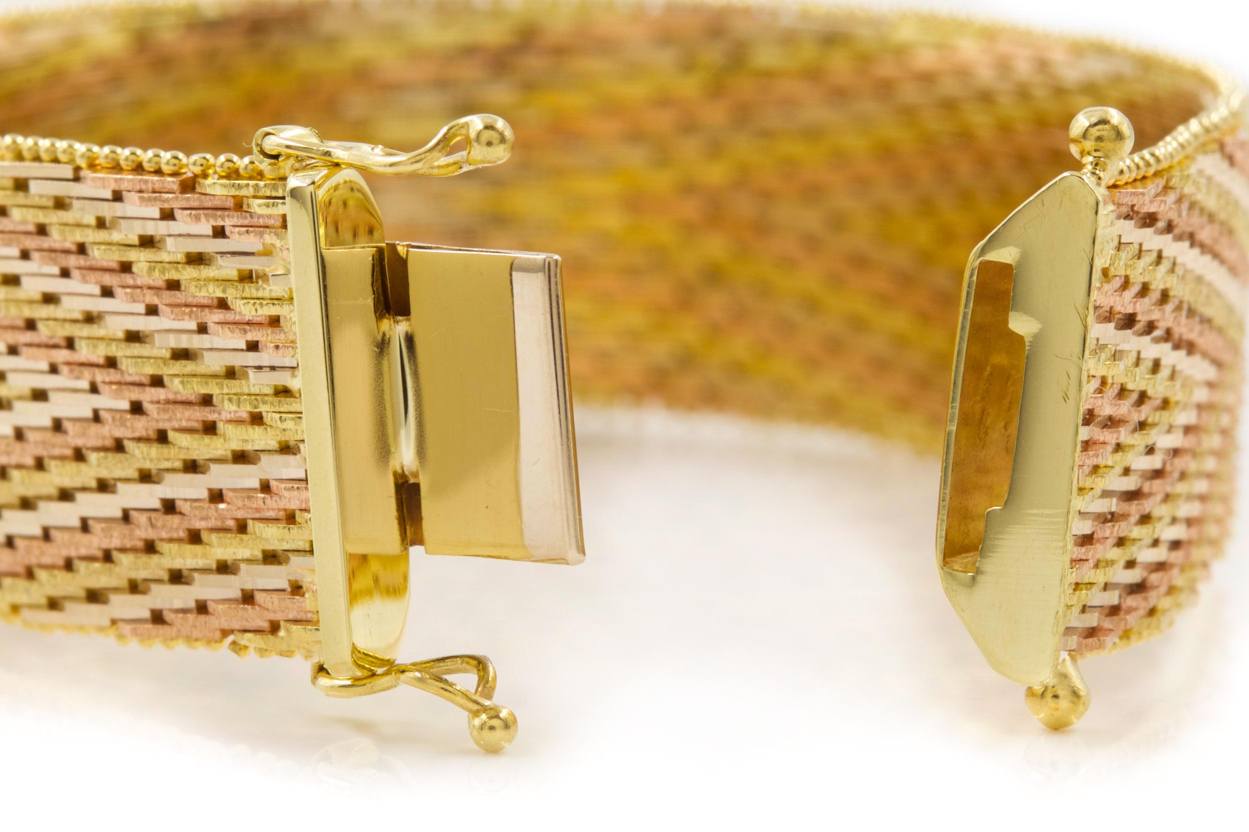 Bracelet italien vintage à maillons souples en or tricolore 14 carats avec motif de chevrons en vente 1