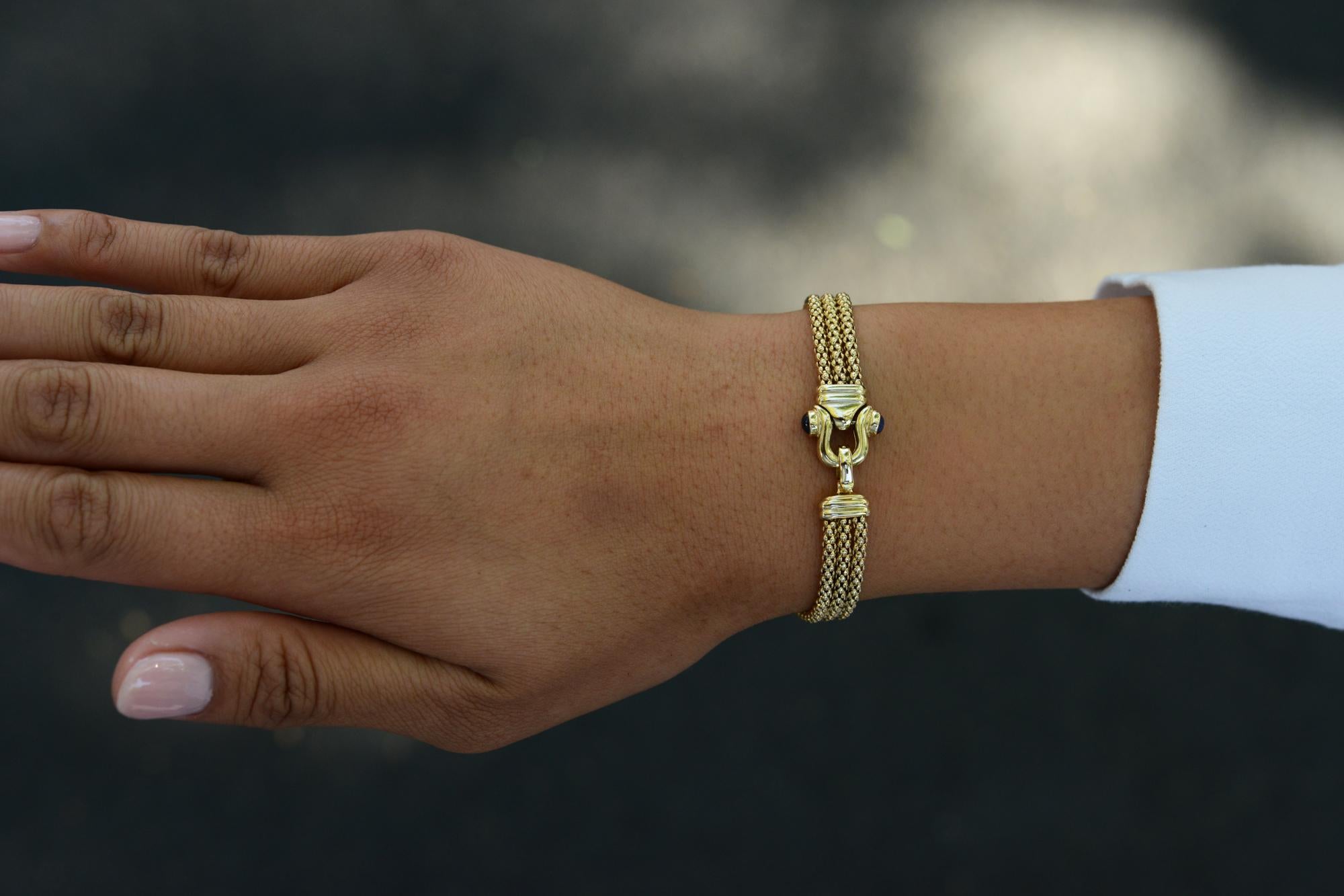 Ce bracelet italien contemporain et vintage des années 1980 est un accessoire discret mais élégant que vous voudrez porter tous les jours ! Fabriqué en or jaune 14 carats sur toute sa longueur, il est doté d'une boucle chic ornée de saphirs bleu