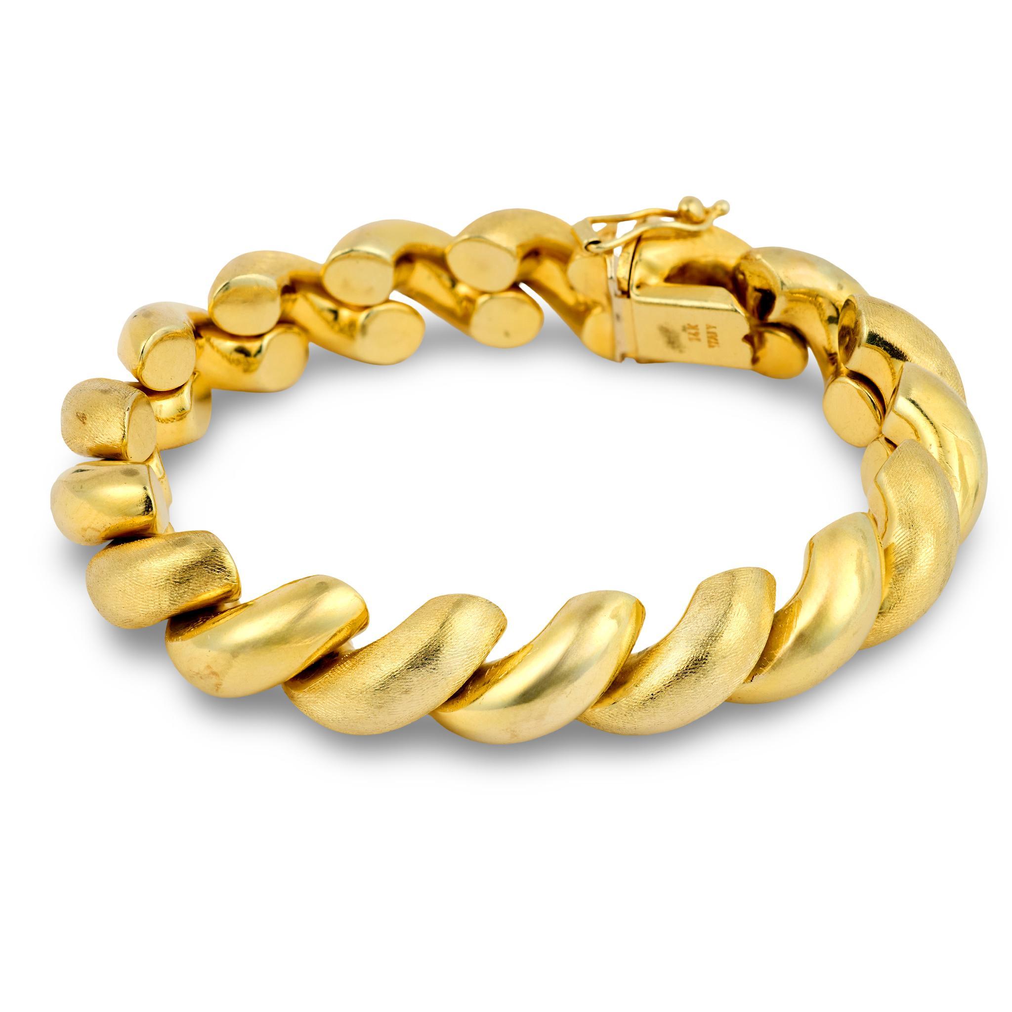 Dieses italienische Armband im Vintage-Stil zeigt ein wunderschön gedrehtes Design aus 14 Karat Gelbgold, das Wärme und klassische Raffinesse ausstrahlt. Das kühne Goldgeflecht schafft ein elegantes Zusammenspiel von Bewegung und Textur und verleiht