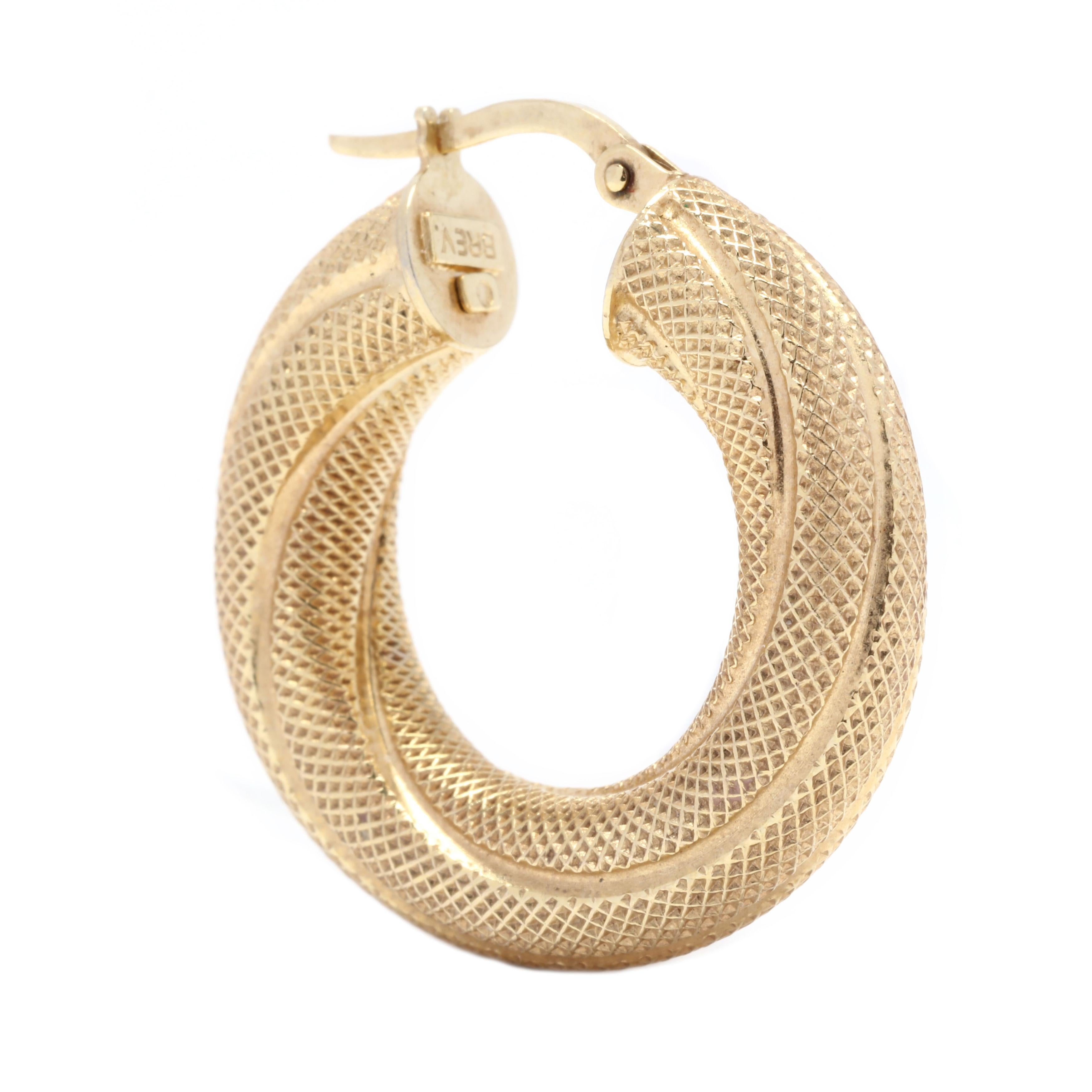 Ein Paar italienische Vintage-Ohrringe aus 14-karätigem Gelbgold mit strukturiertem Kabelring. Ein klobiger Kabelring mit strukturierter Oberfläche und durchbrochenen Schnappverschlüssen.