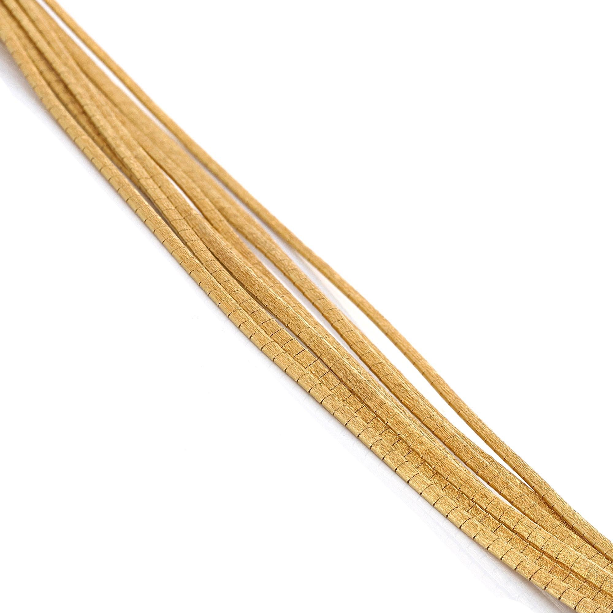 Bracelet spaghetti italien vintage à plusieurs brins en or 18 carats avec une finition Florentine.
La Florentine est un travail décoratif détaillé réalisé à la main. À l'aide d'outils de gravure, des lignes transversales sont gravées dans le métal