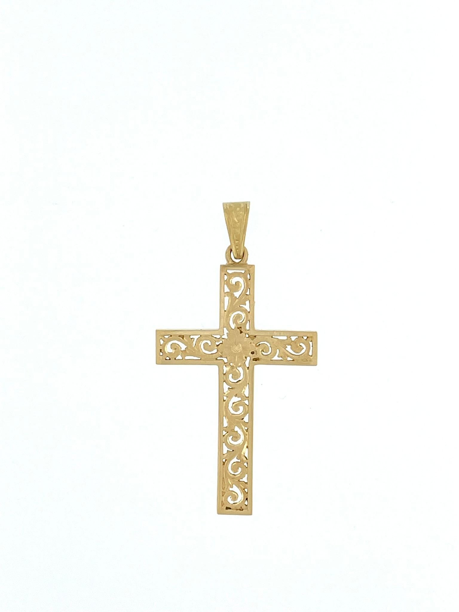 La croix italienne vintage en or jaune 18 carats est un bijou méticuleusement fabriqué qui se caractérise par son design exquis sculpté à la main. La croix est ajourée et présente un arrangement délicat et complexe de fleurs et de feuilles.