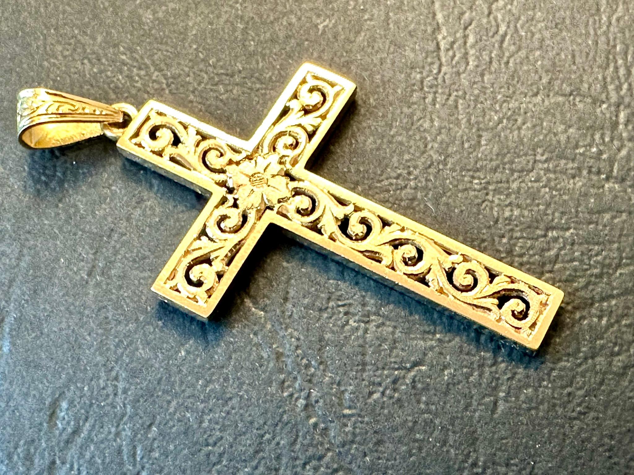 Vintage Italian 18 karat Yellow Gold Cross Hand-Carved In Good Condition For Sale In Esch sur Alzette, Esch-sur-Alzette