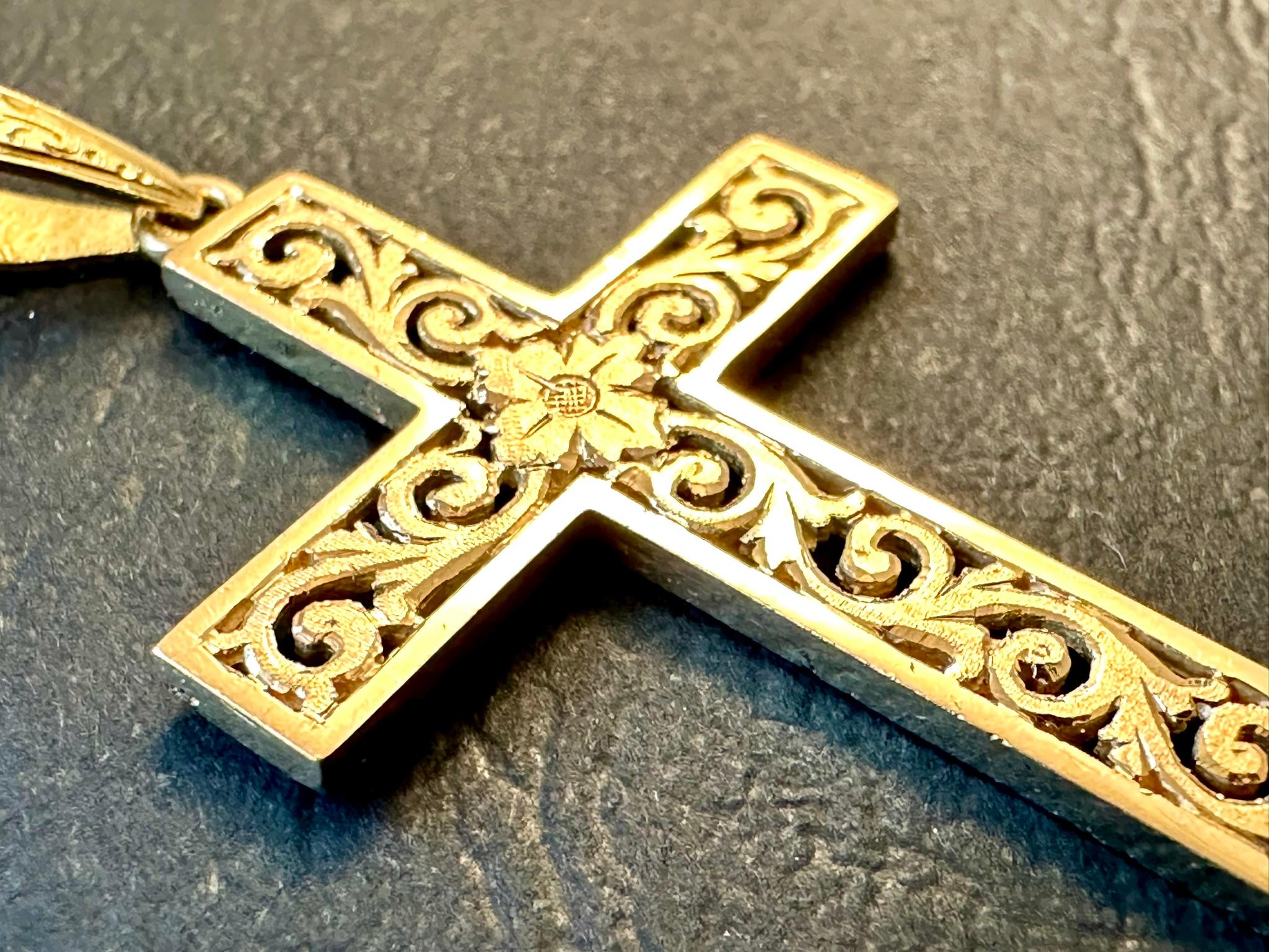 Women's or Men's Vintage Italian 18 karat Yellow Gold Cross Hand-Carved For Sale