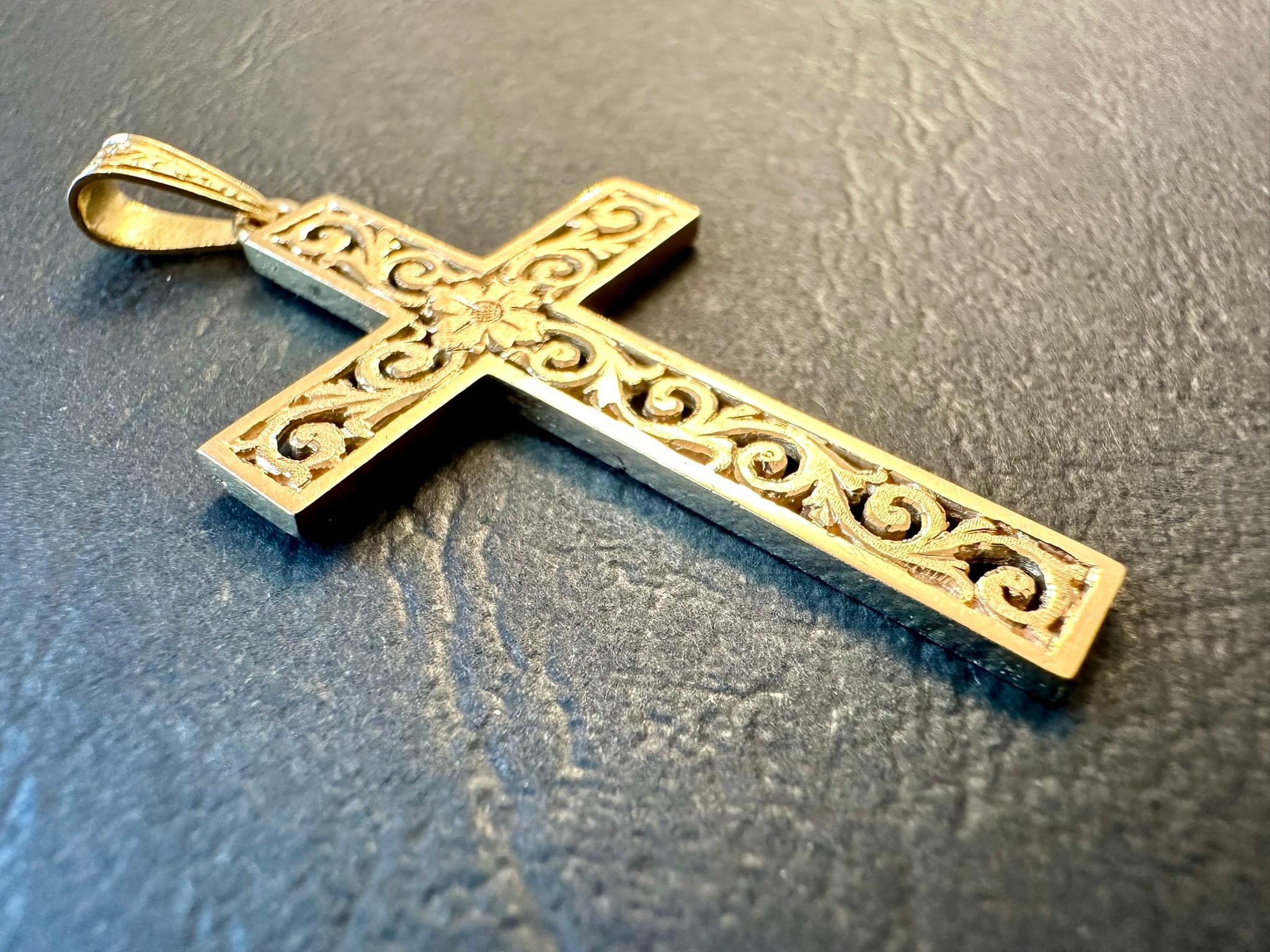 Vintage Italian 18 karat Yellow Gold Cross Hand-Carved For Sale 1