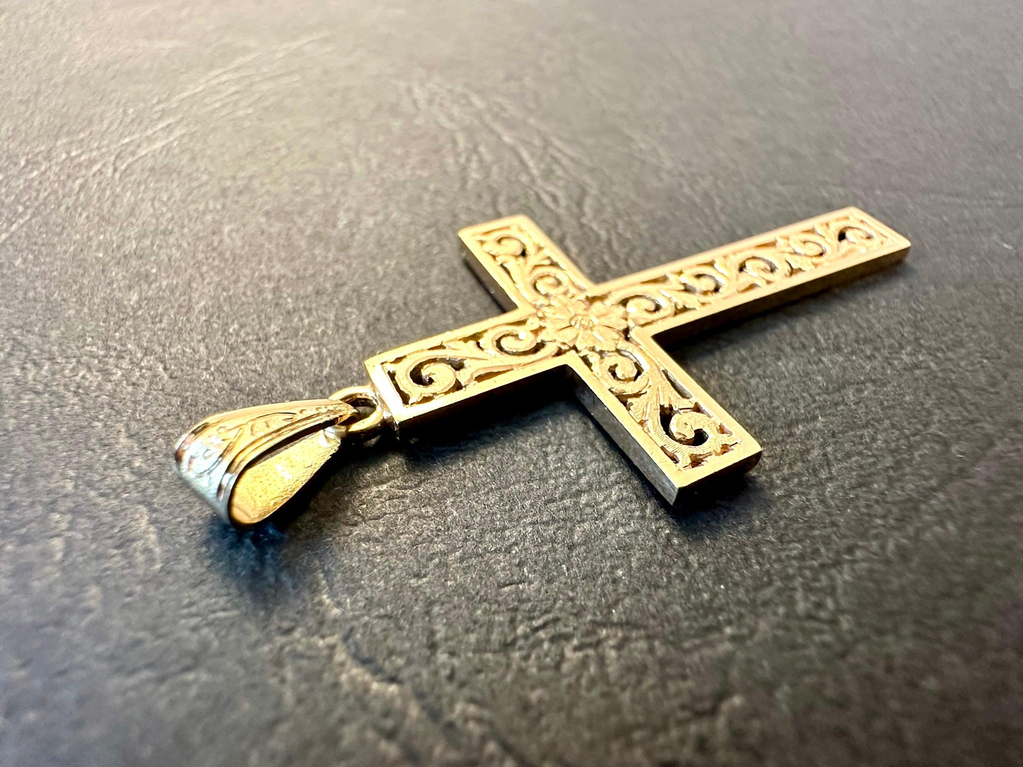Croix italienne sculptée à la main en or jaune 18 carats en vente 3