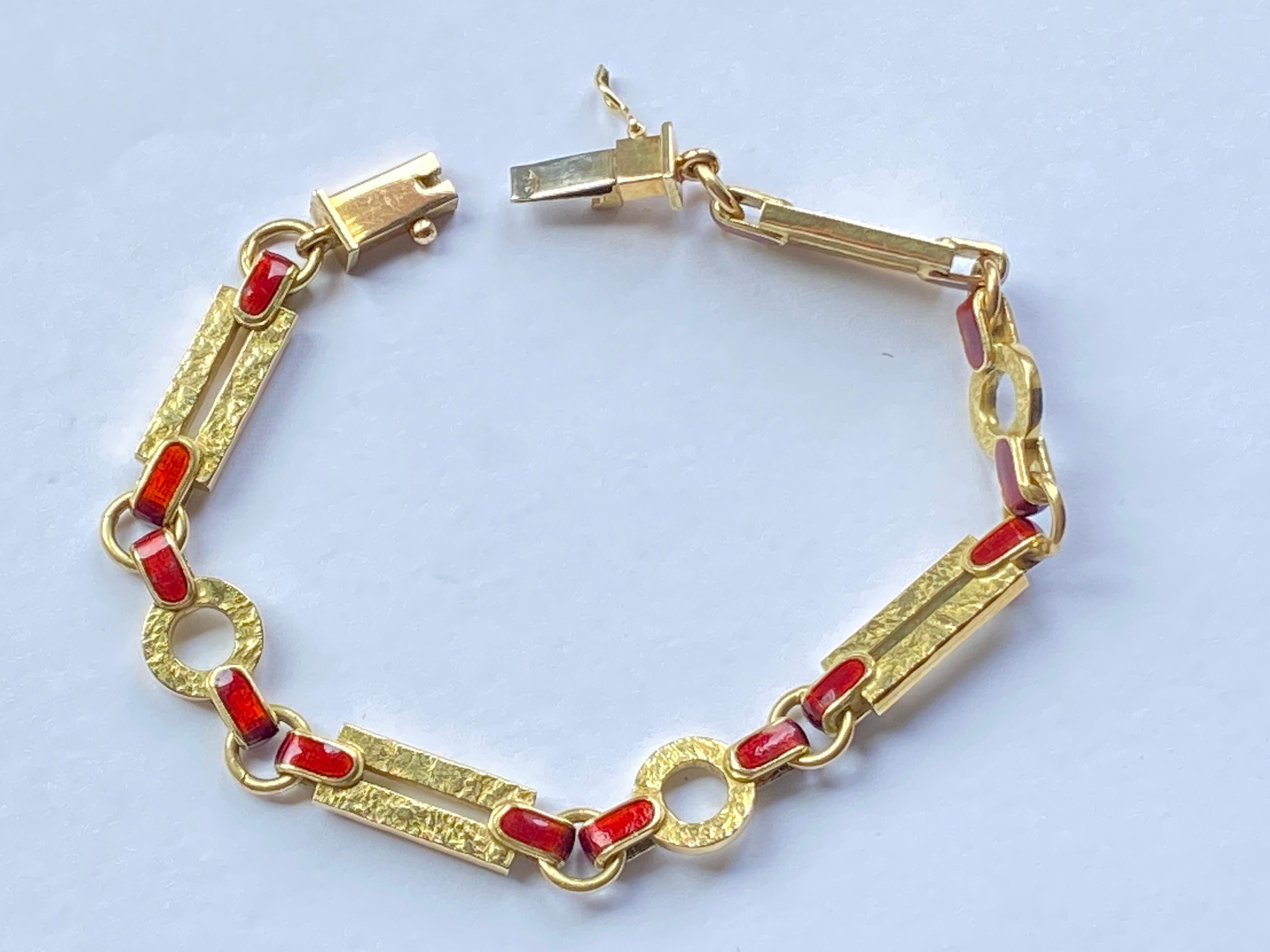 Vintage Italian 18 Karat Yellow Gold Hammered Enamel Chain Bracelet For Sale 4