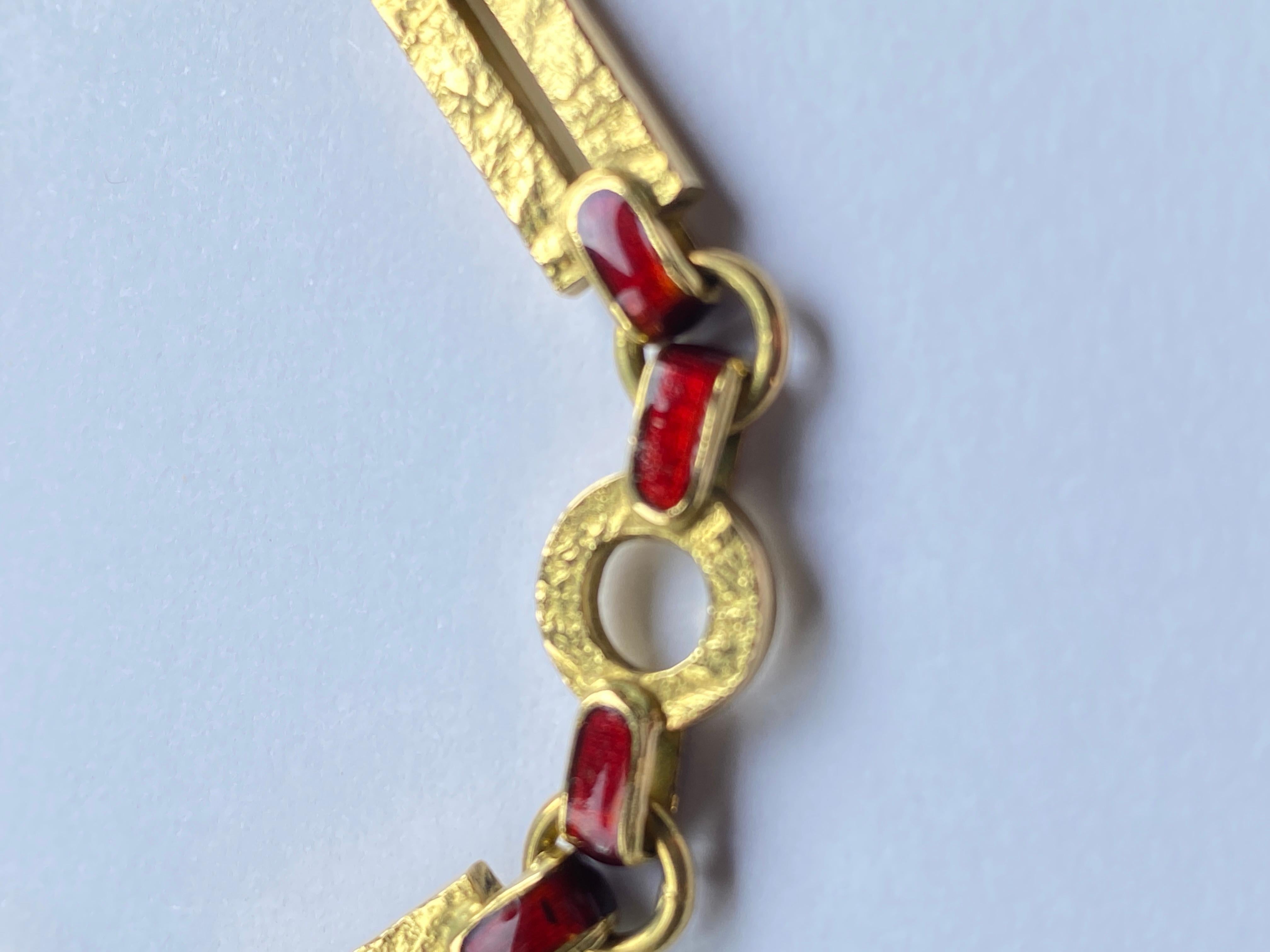 Artisan Bracelet à chaîne italien vintage en or jaune 18 carats et émail martelé en vente