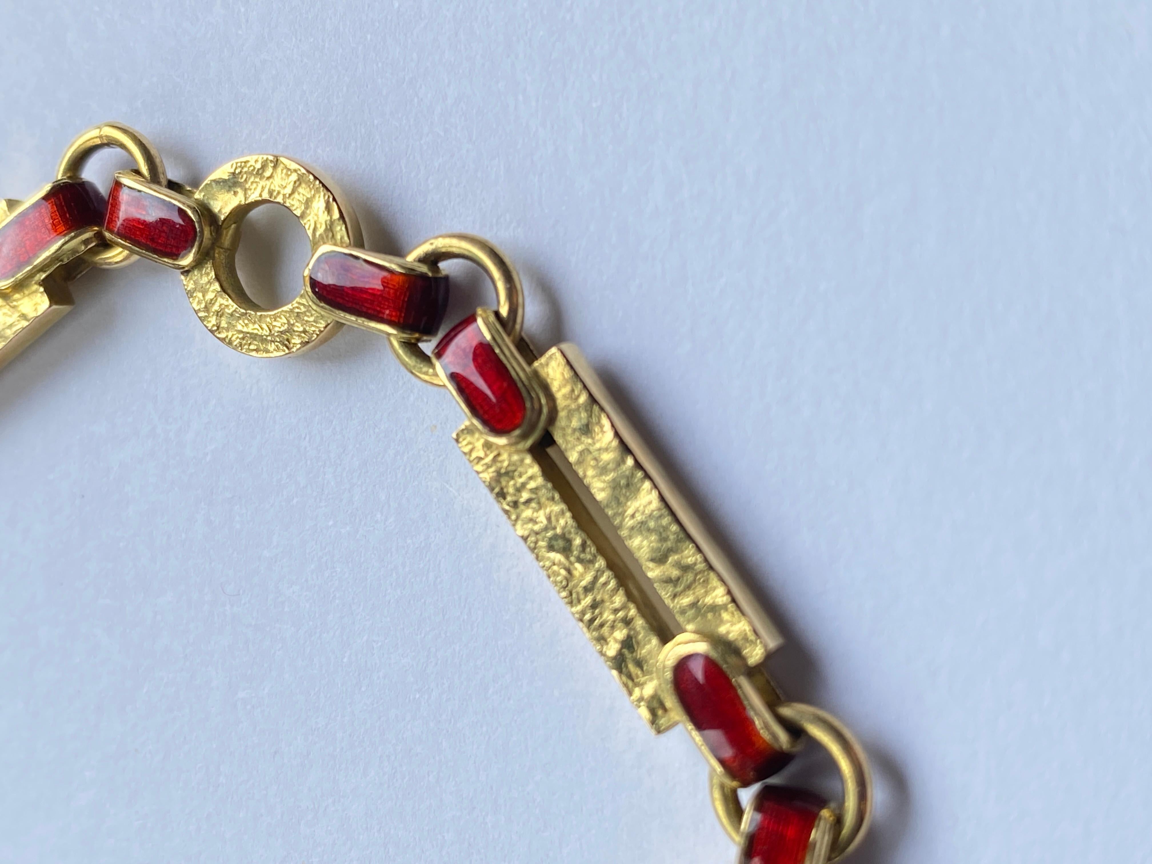 Artisan Vintage Italian 18 Karat Yellow Gold Hammered Enamel Chain Bracelet For Sale