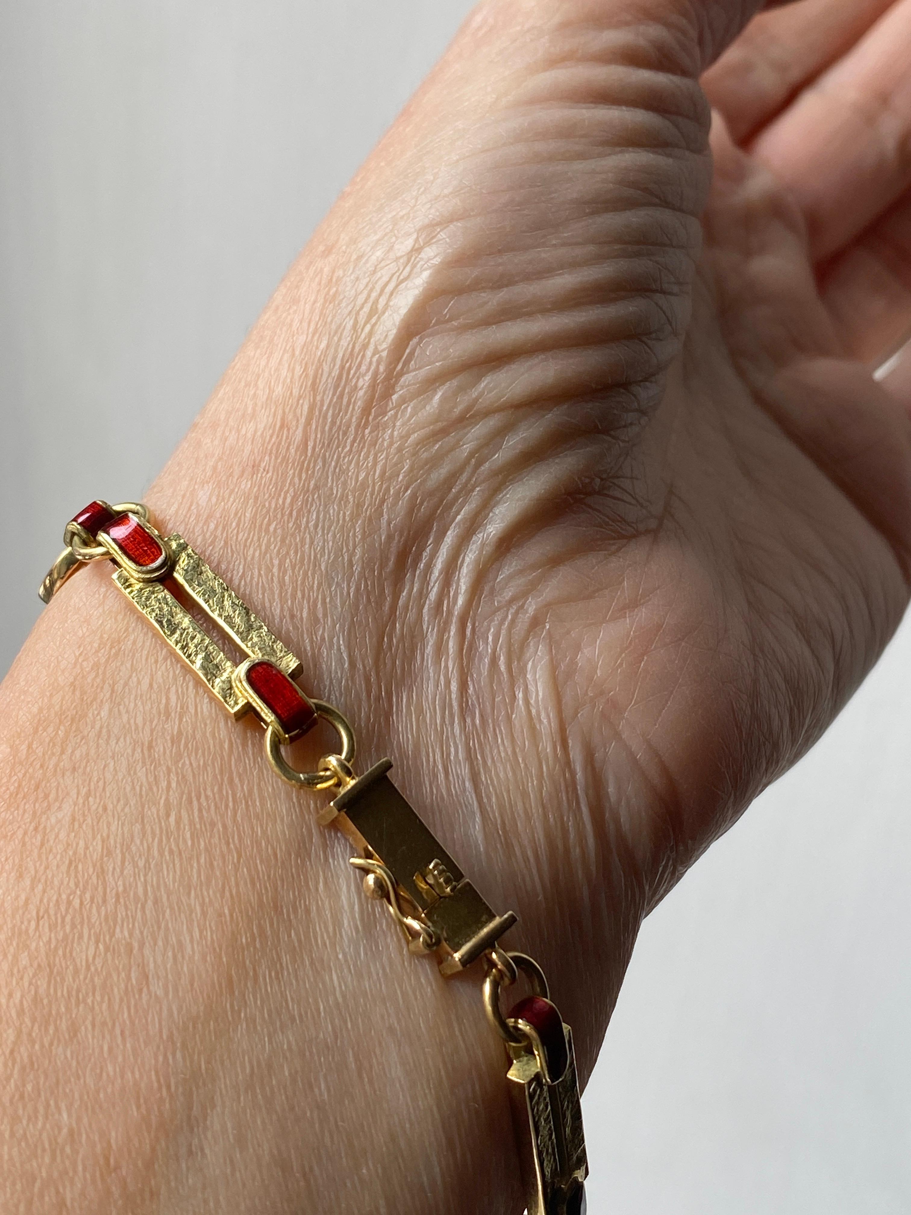 Women's or Men's Vintage Italian 18 Karat Yellow Gold Hammered Enamel Chain Bracelet For Sale