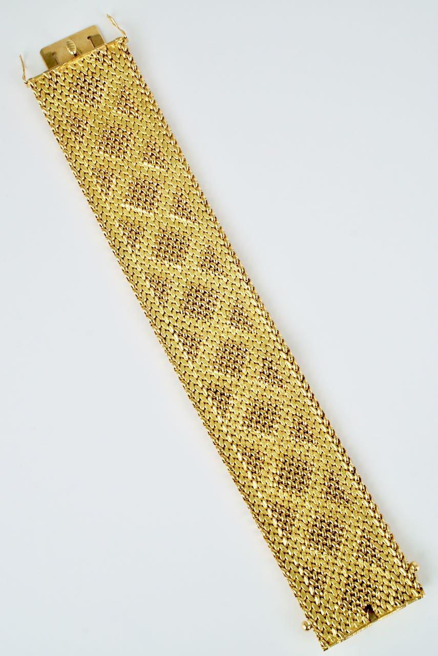 Ein wunderschön ausgeführtes Armband aus einem breiten Maschenmuster aus 18 Karat Gelbgold, das dann gerollt oder gestanzt wurde, um einen stoffähnlichen Effekt eines geometrischen Musters aus glänzenden Maschen oder perlenartigen Gliedern über