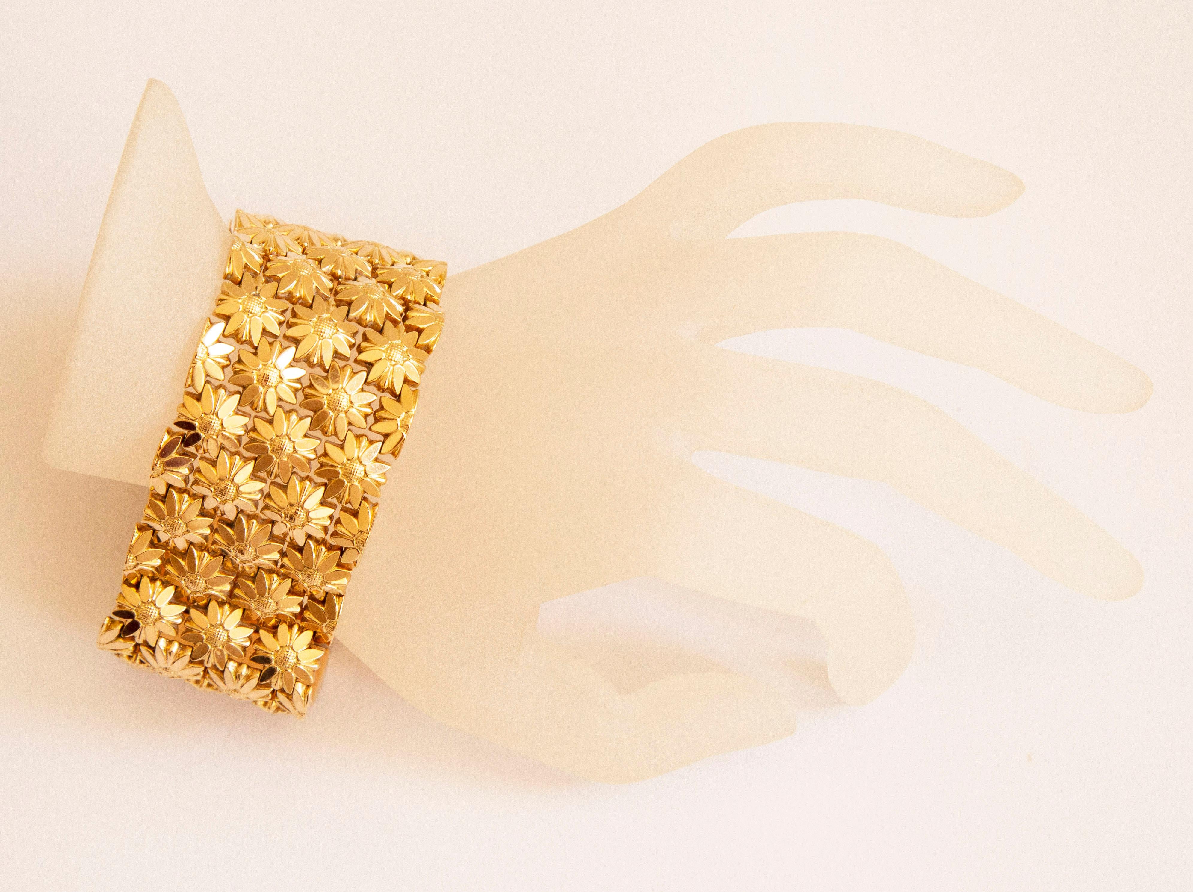 Vintage Italian 18 Karat Yellow Gold Wide Link Bracelet with Floral Motifs For Sale 4