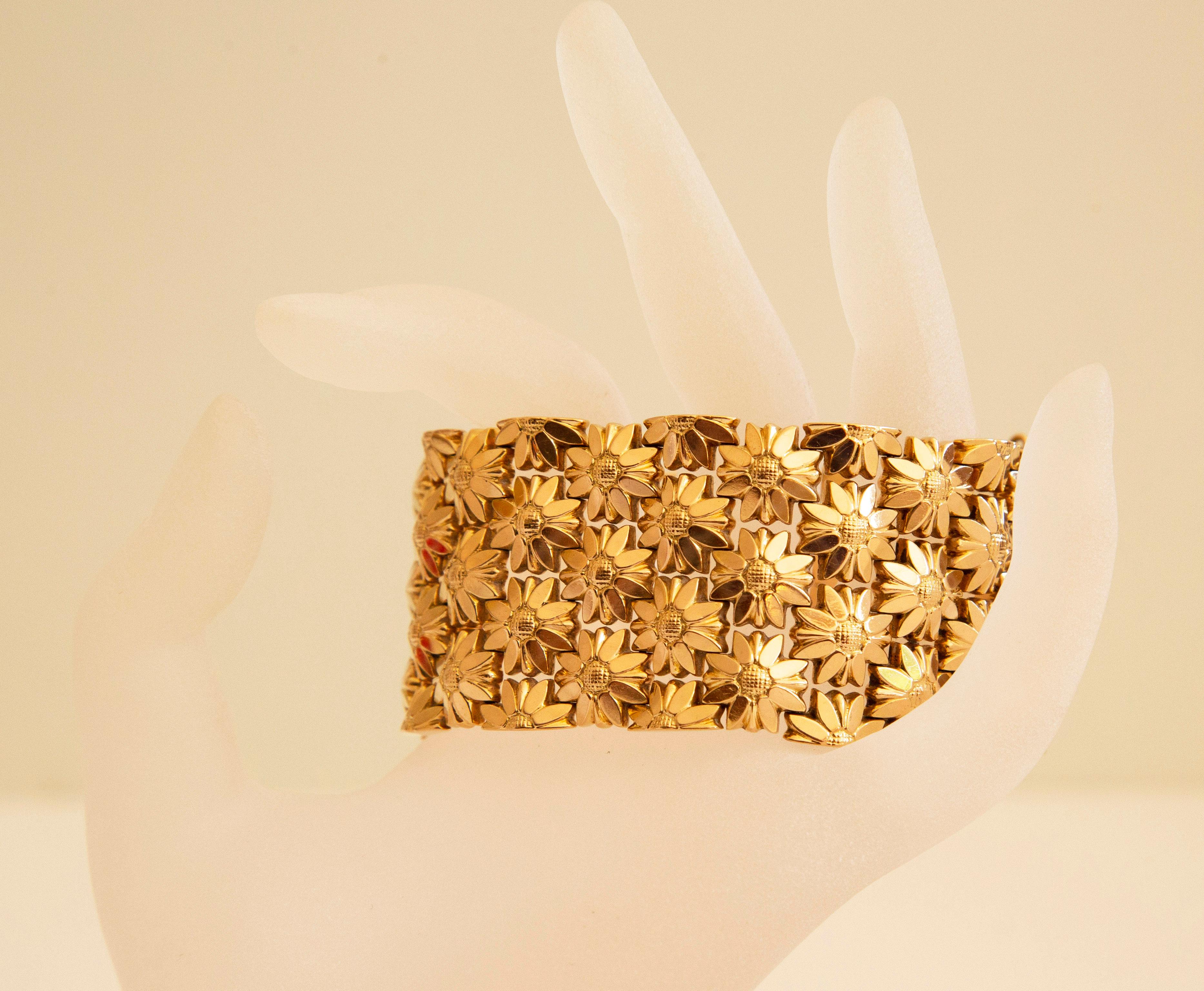 Women's or Men's Vintage Italian 18 Karat Yellow Gold Wide Link Bracelet with Floral Motifs For Sale
