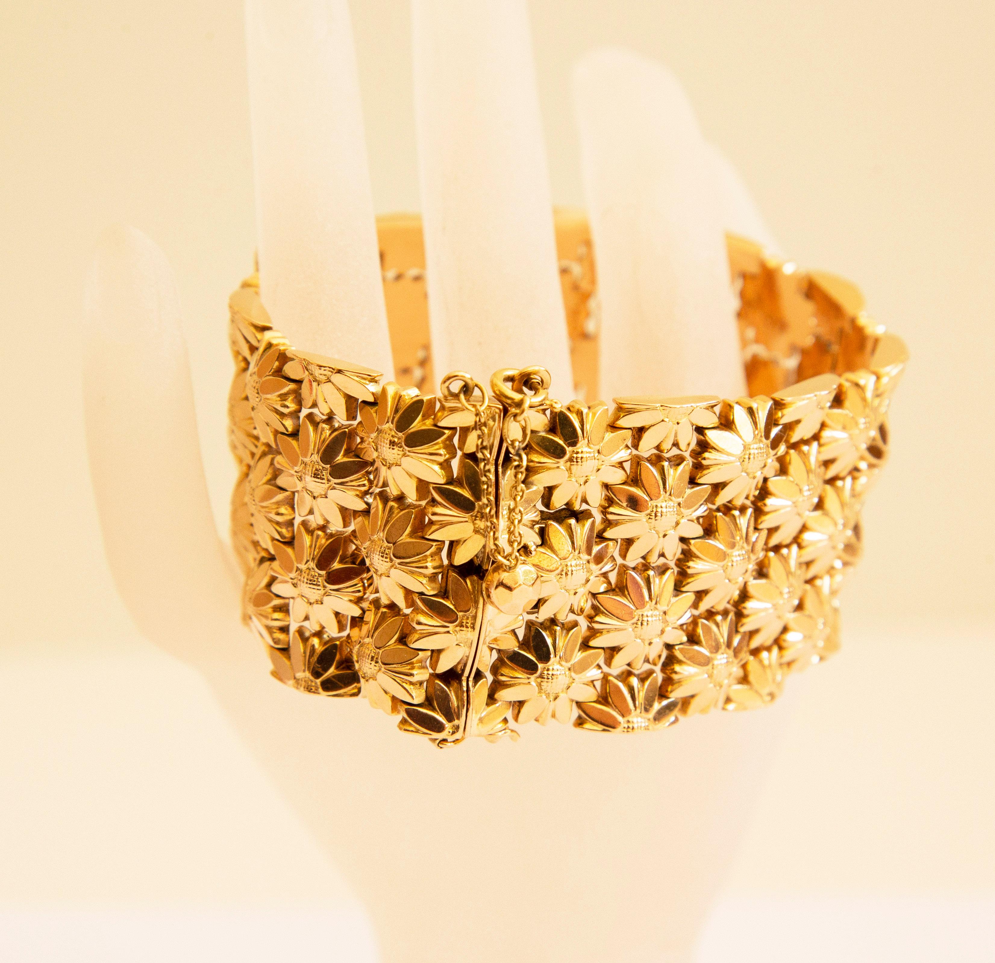 Vintage Italian 18 Karat Yellow Gold Wide Link Bracelet with Floral Motifs For Sale 1