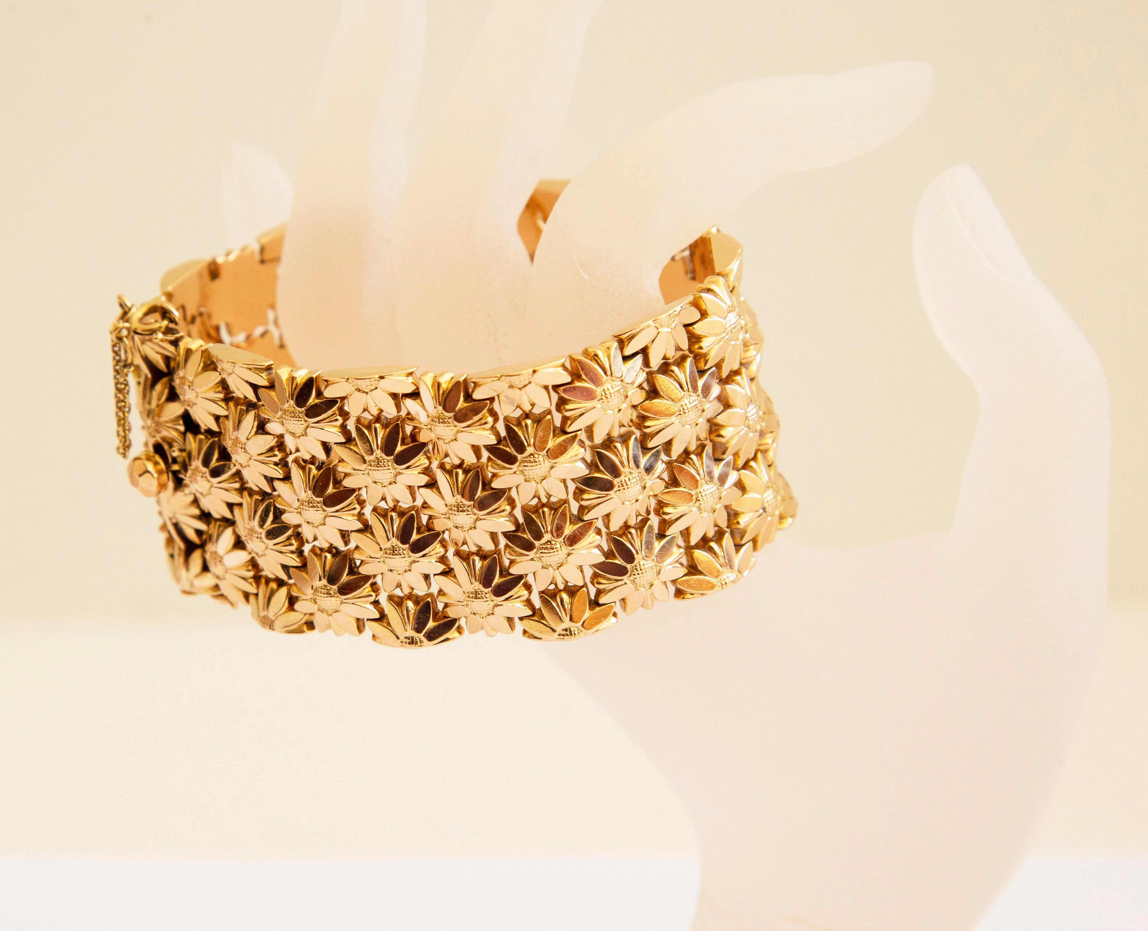 Vintage Italian 18 Karat Yellow Gold Wide Link Bracelet with Floral Motifs For Sale 2