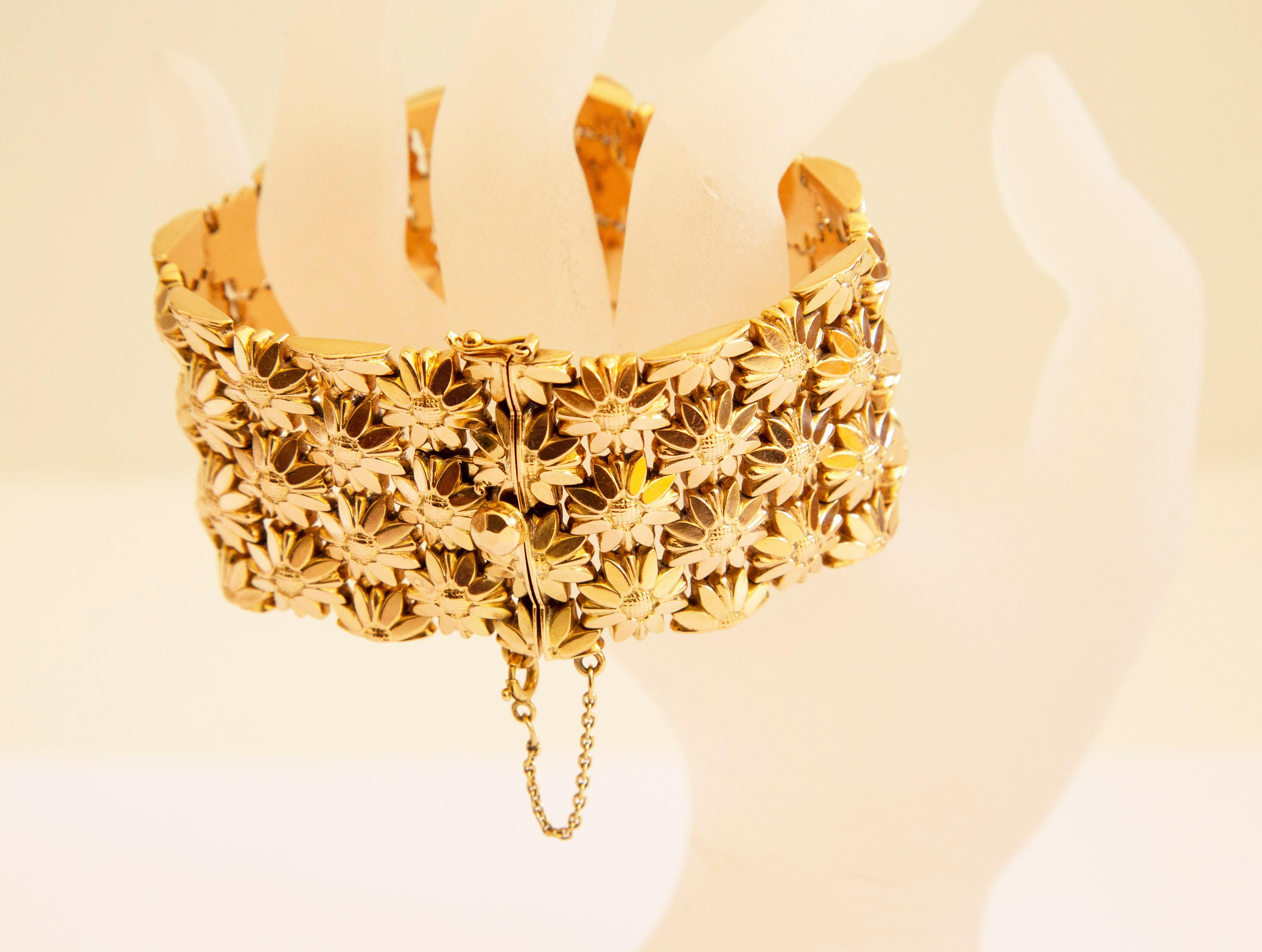 Vintage Italian 18 Karat Yellow Gold Wide Link Bracelet with Floral Motifs For Sale 3