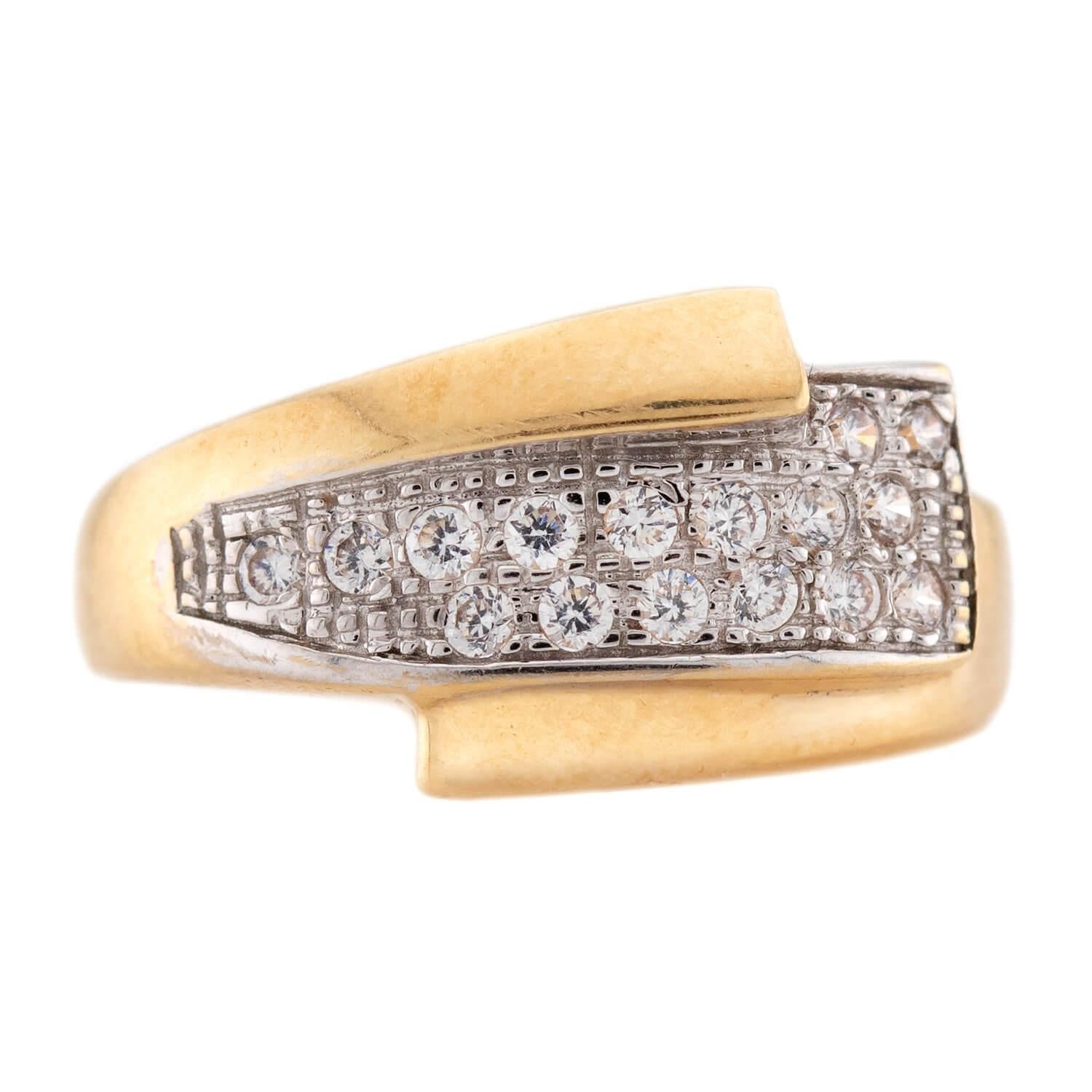 Una favolosa e unica mezza fascia di diamanti dell'epoca Vintage (ca. 1960)! Realizzato in oro giallo e bianco 18 carati, questo anello ha un centro rettangolare decorato con diamanti singoli incastonati. I diamanti hanno un peso totale