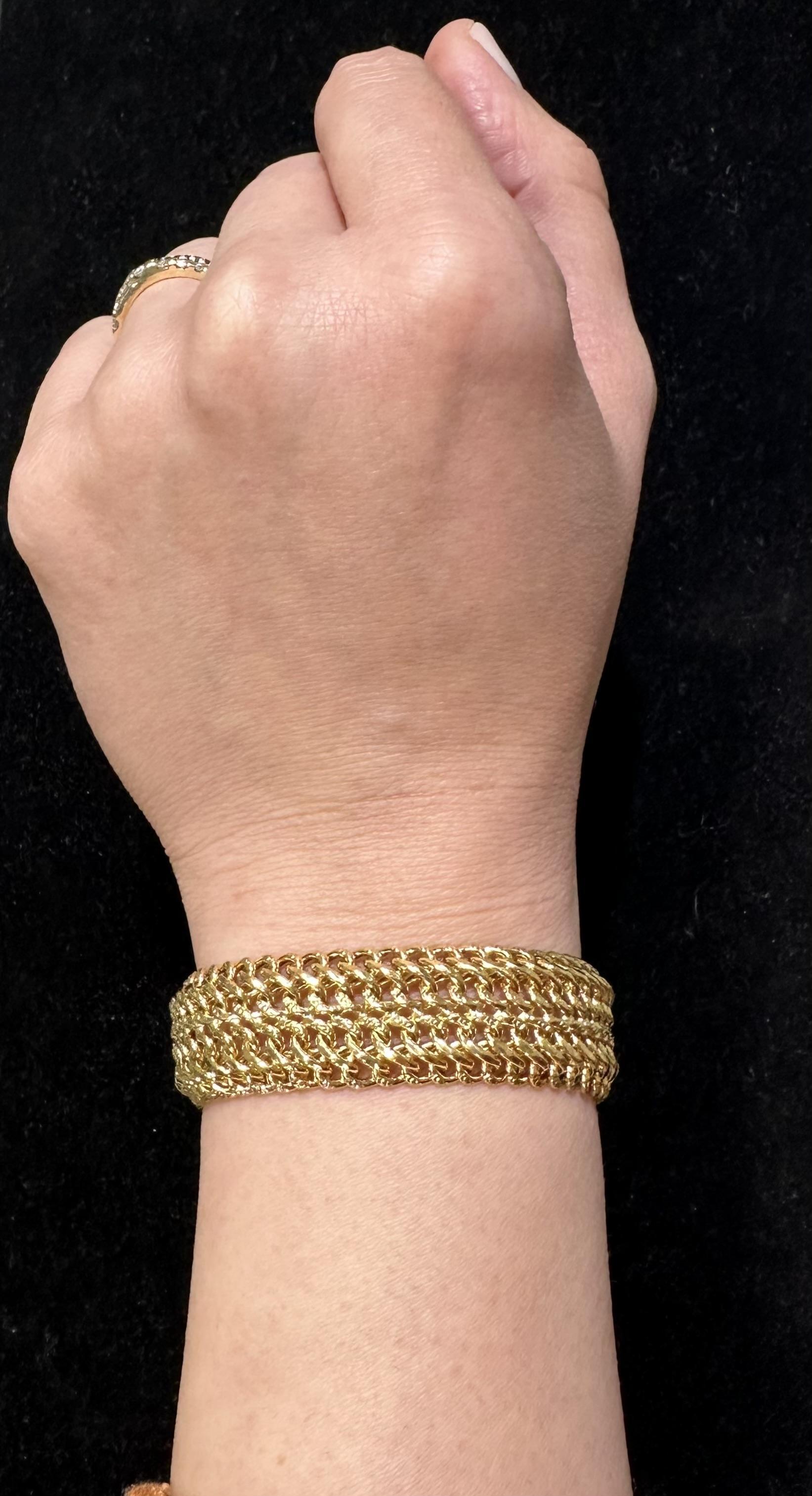 Vintage Italian 18k Gold 17.3mm Wide Repousse Figure 8 Infinity Link Bracelet In Good Condition In Montclair, NJ
