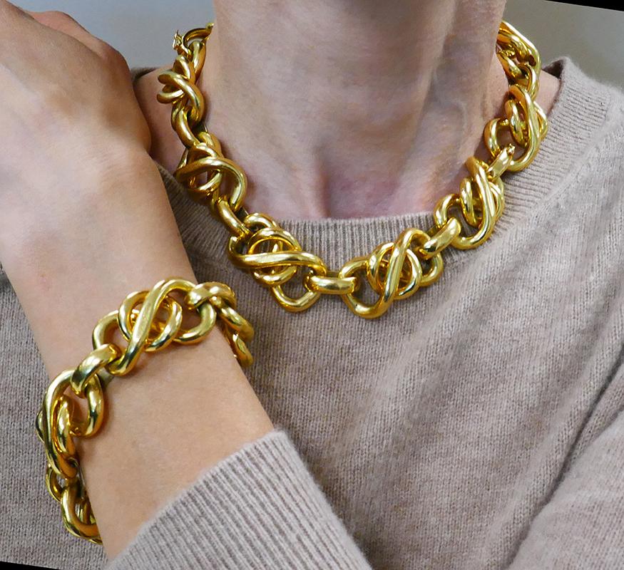 Italienische Vintage-Kette aus 18 Karat Gelbgold, die sich zerlegen und in eine kürzere Kette und ein Armband verwandeln lässt. Erstellt von Weingrill.
Abmessungen: 24