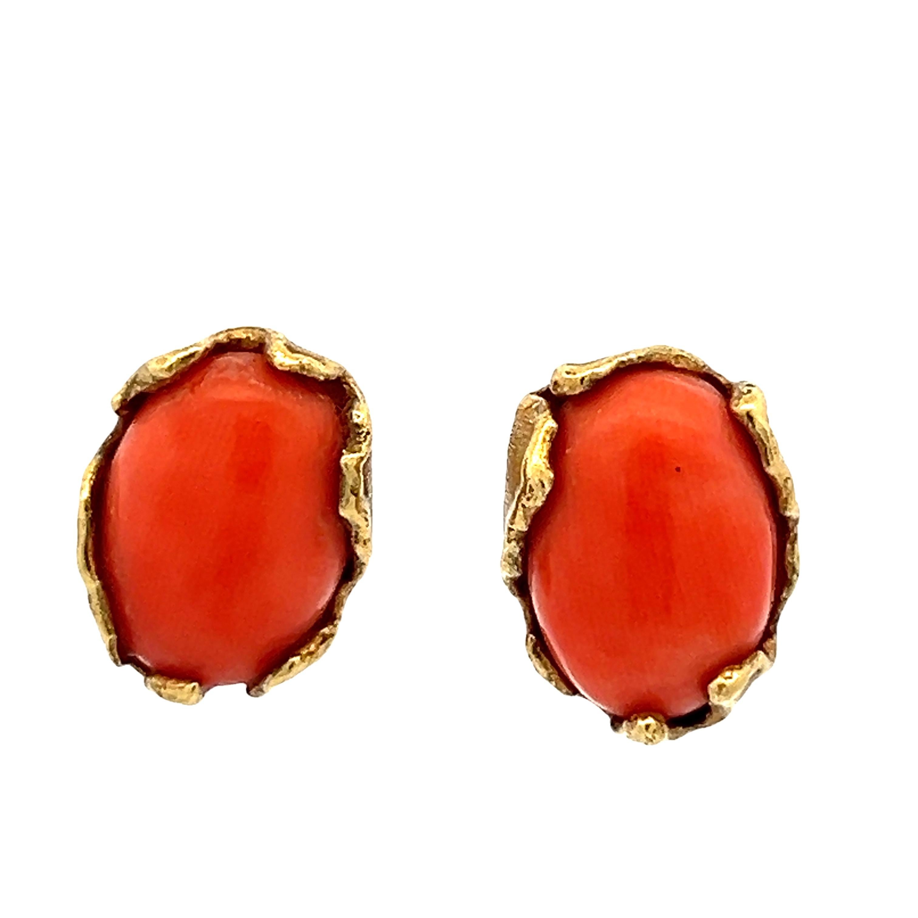 Irradiando calore e raffinatezza senza tempo, questi orecchini a perno in corallo italiano vintage sono un esempio lampante di eleganza organica e di fine artigianato mediterraneo. Ogni orecchino ruota intorno a un cabochon di corallo rosso naturale