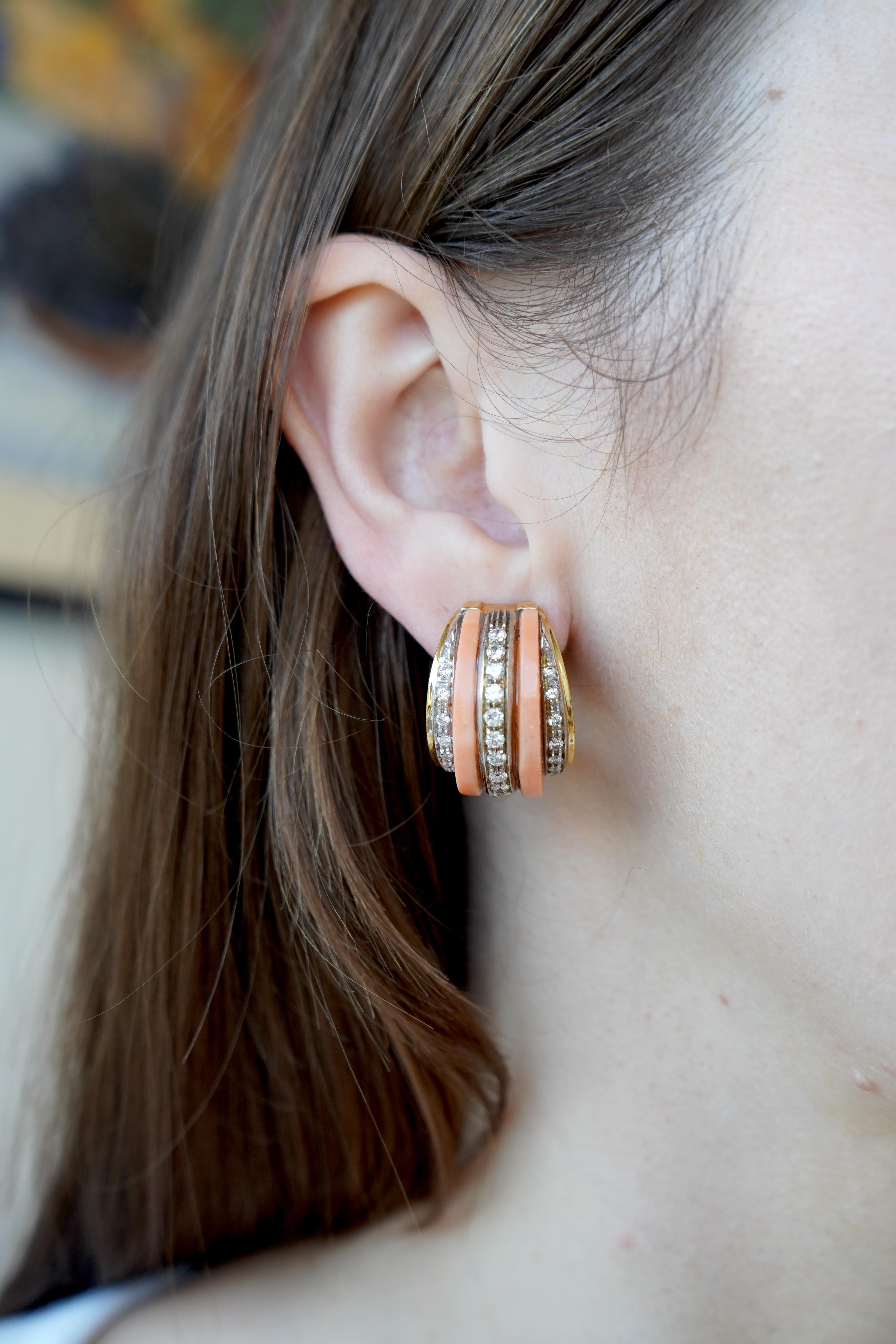 Dieses Paar italienischer Ohrringe im Vintage-Stil ist aus 18 Karat Gelb- und Weißgold gefertigt und mit einer natürlichen Koralleneinlage und runden Diamanten im Brillantschliff versehen. Das Design besteht aus abwechselnden Reihen von lebhaften