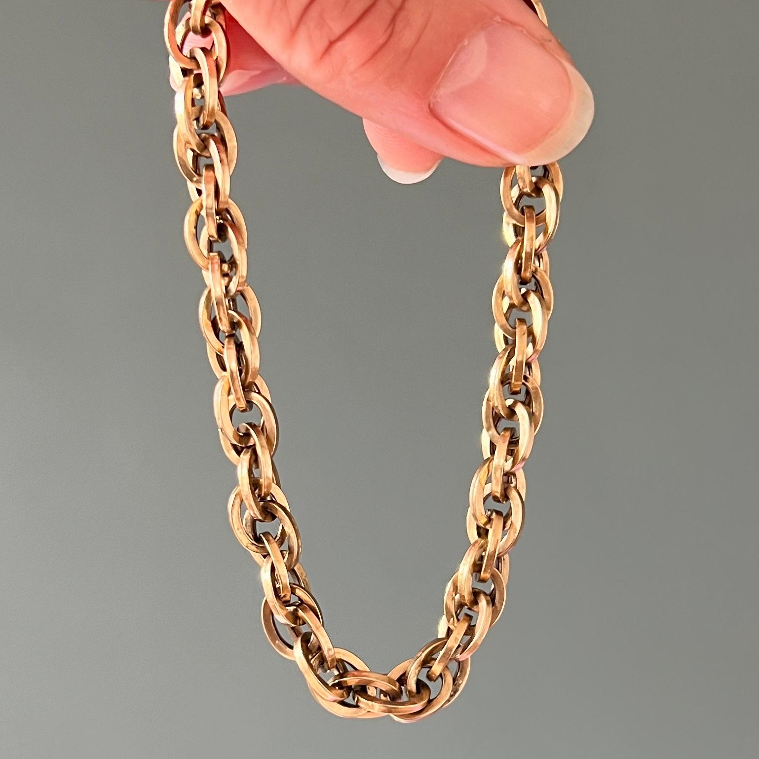 Bracelet vintage italien en or 18 carats composé de maillons ovales sous forme de doubles boucles creuses. Ce bracelet exceptionnel, fin et impressionnant a été créé en or jaune 18 carats. Le bracelet articulé multidimensionnel se compose de