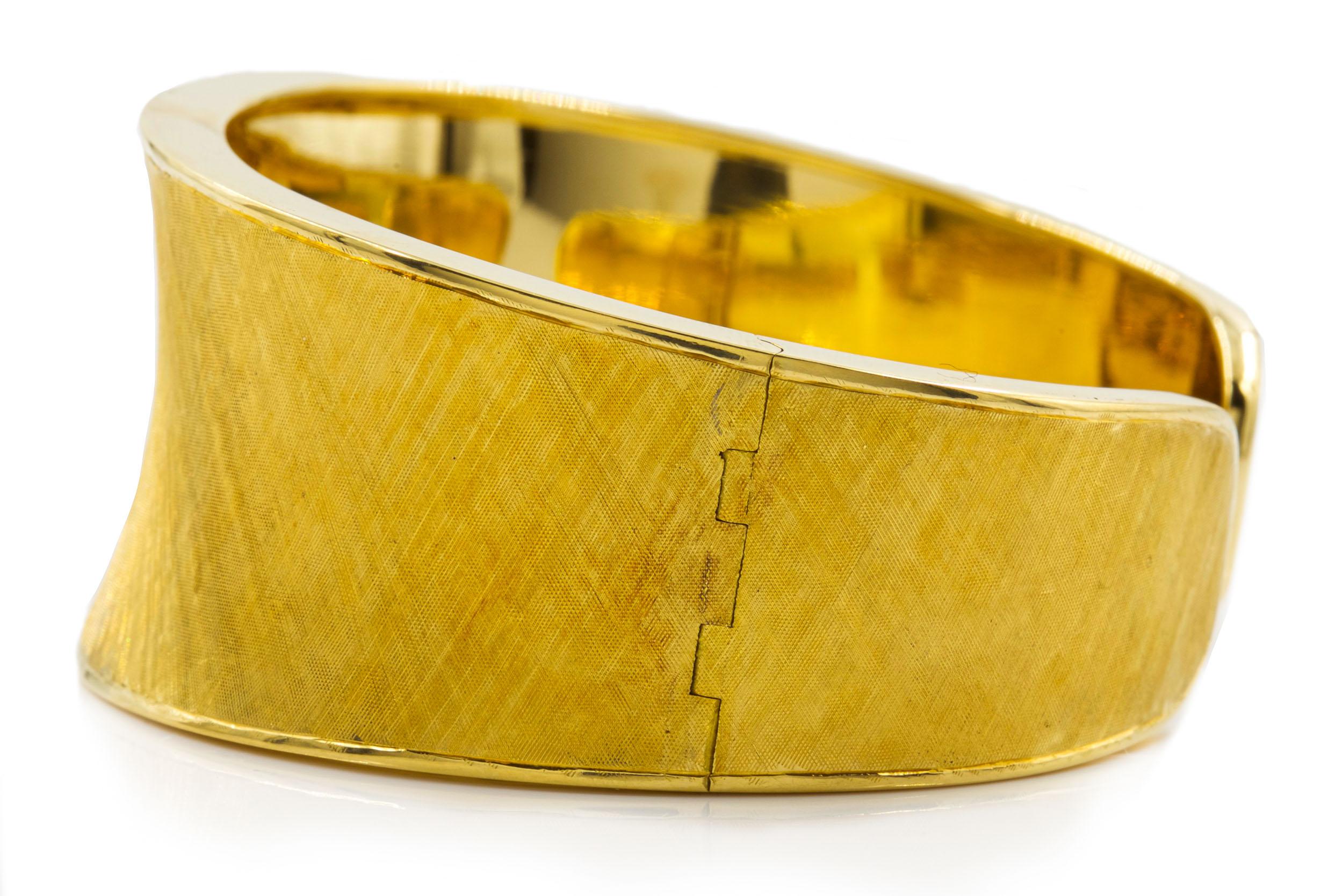 Vintage Italian 18k Gold Florentine Finish Cuff-Bracelet circa 1960s 3