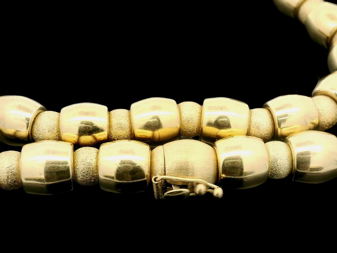 Vintage By in oro 18 carati lucidato e catena con perline rotonde strutturate In condizioni buone in vendita a Montclair, NJ