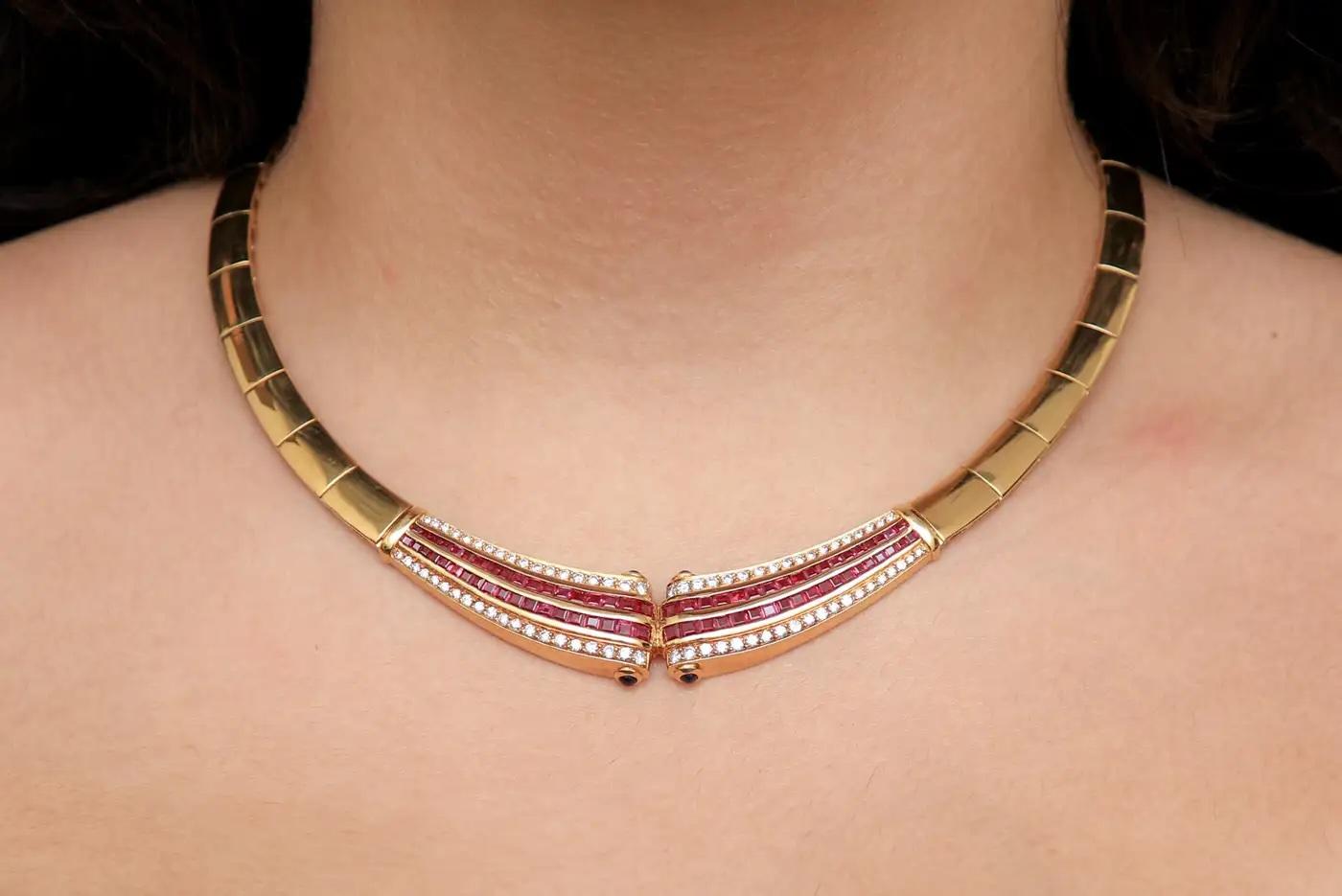 Diese exquisite Halskette aus massivem 18-karätigem Gelbgold ist ein Beispiel für raffinierte Eleganz mit einer polierten Oberfläche und einem Gewicht von 70,9 Gramm. Das Design verbreitert sich anmutig zur Mitte hin und präsentiert eine