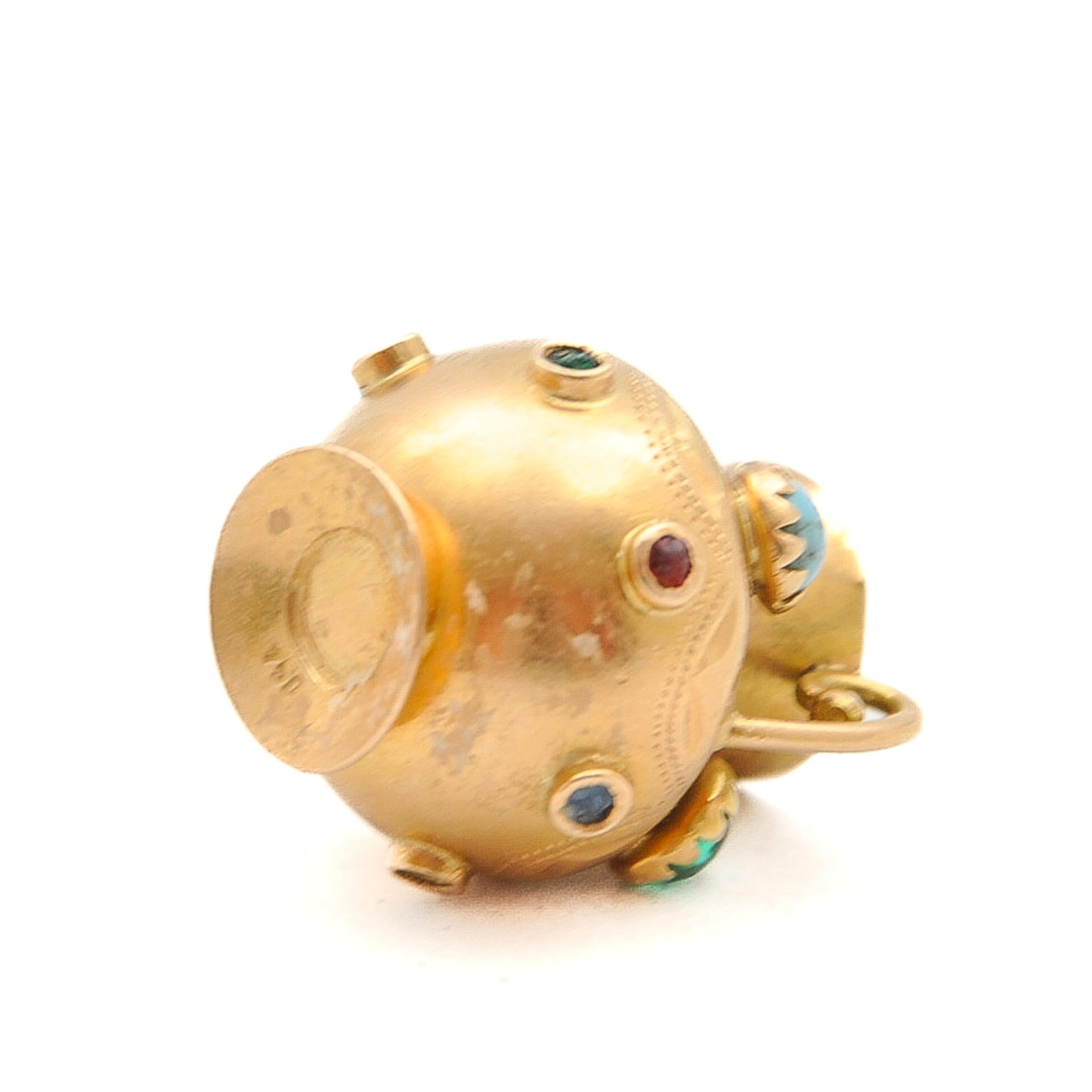 Pendentif breloque italien vintage en or 18 carats avec vase et pierres en vente 6