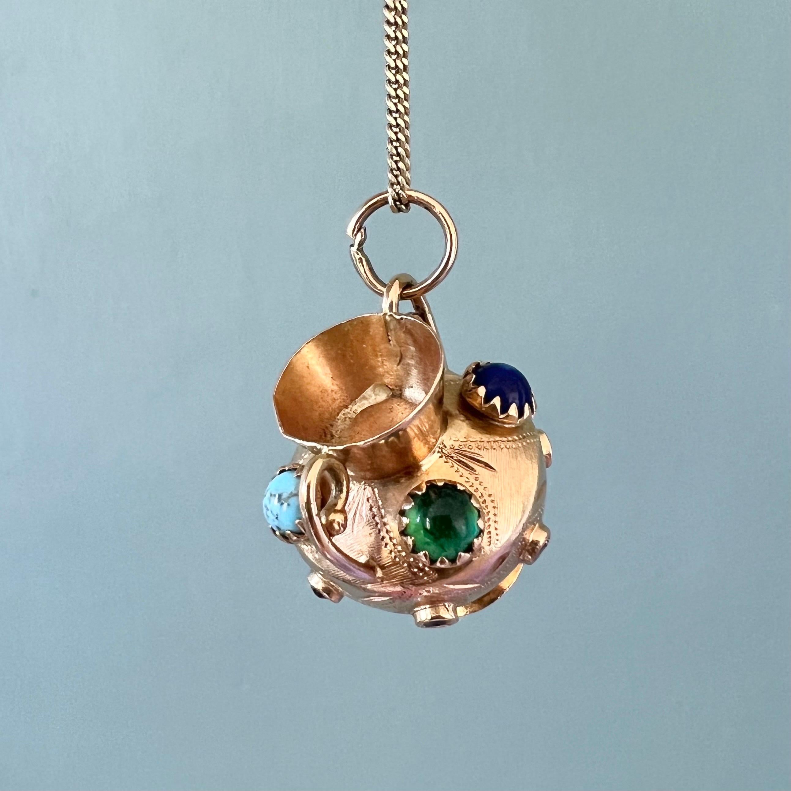 Vintage Italian 18K Gold Vase and Stones Charm Pendant In Good Condition For Sale In Rotterdam, NL