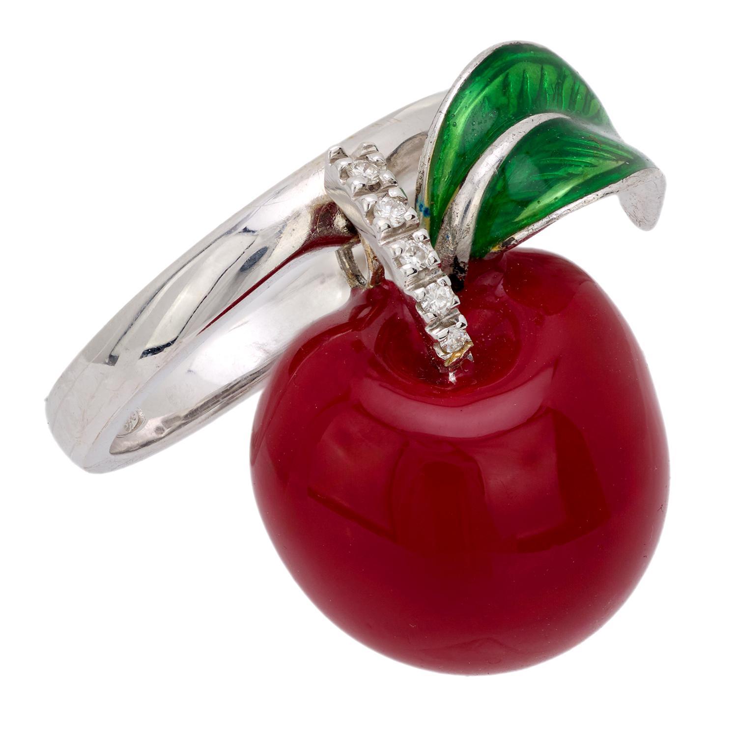 Moderno Anello italiano vintage in oro bianco 18 carati, argento e smalto con ciliegia in vendita