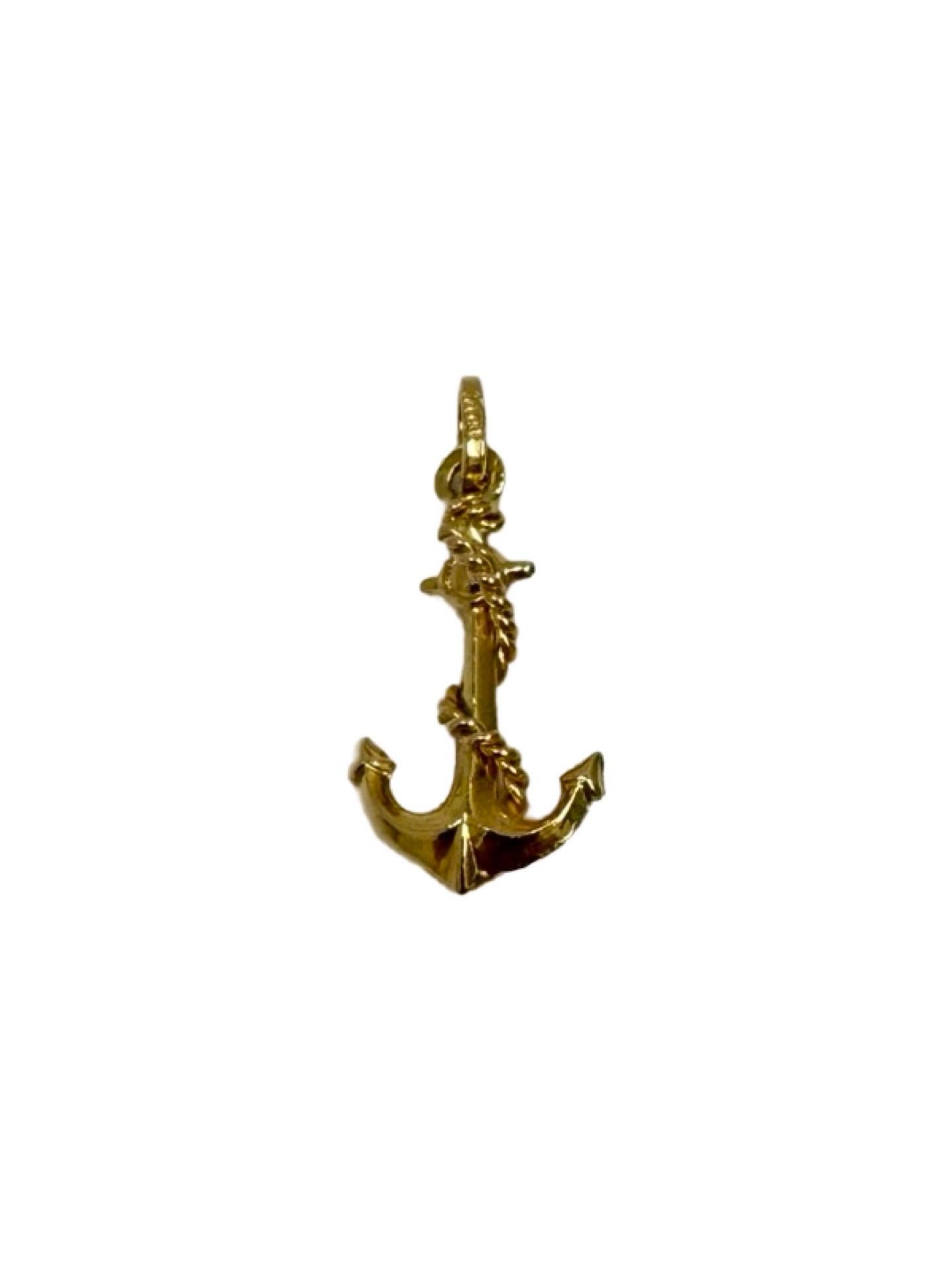 Vintage Italian 18K Yellow Gold Anchor Pendant with Rope Detail, 20.5mm In Excellent Condition For Sale In Miami, FL