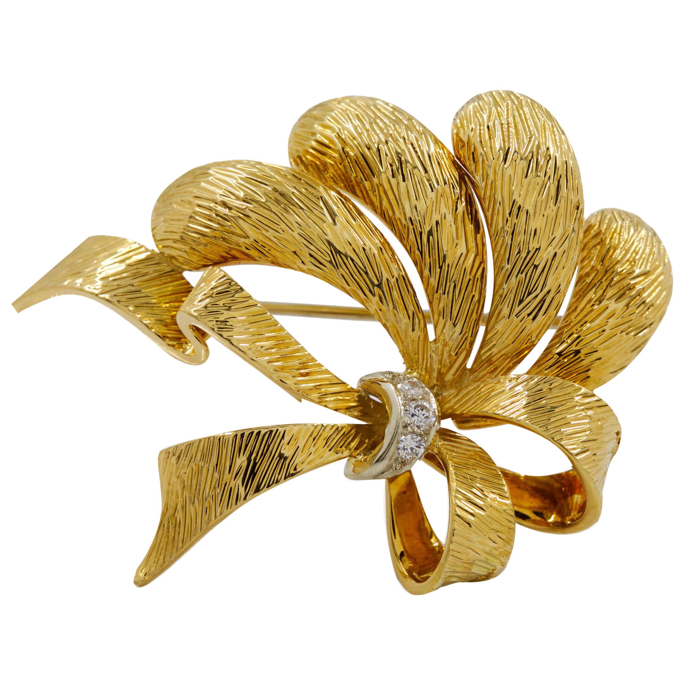 Broche italienne vintage à ruban texturé en or jaune 18 carats et diamants, 9 grammes
