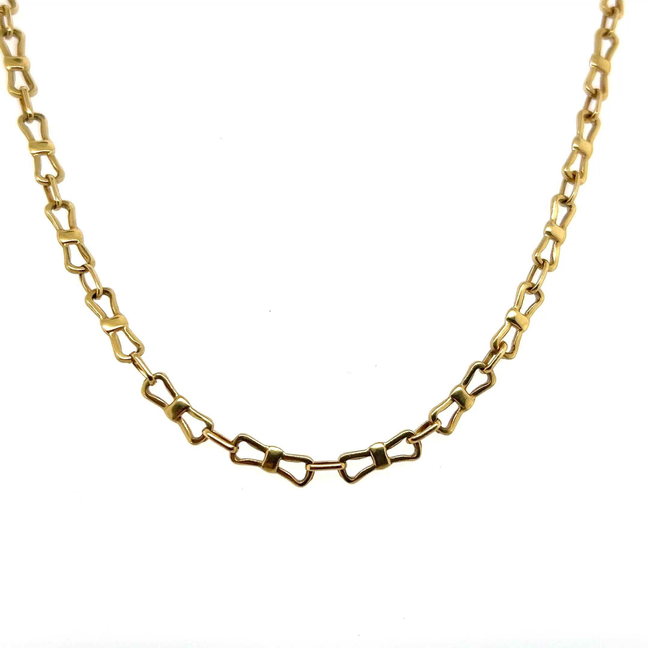 Ce collier vintage à nœud papillon illustre l'art raffiné de l'orfèvrerie italienne. Réalisé en or jaune 18 carats, chaque maillon présente une charmante silhouette en nœud papillon qui crée une belle texture visuelle et du mouvement lorsqu'elle