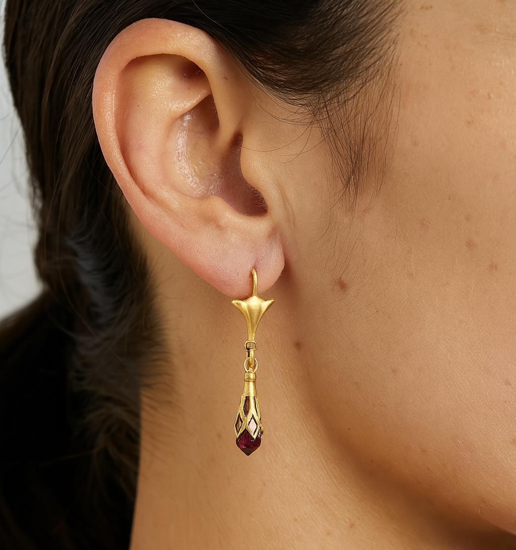 Orecchini pendenti d'epoca in oro giallo 18k con briolette di ametista viola in vendita 1