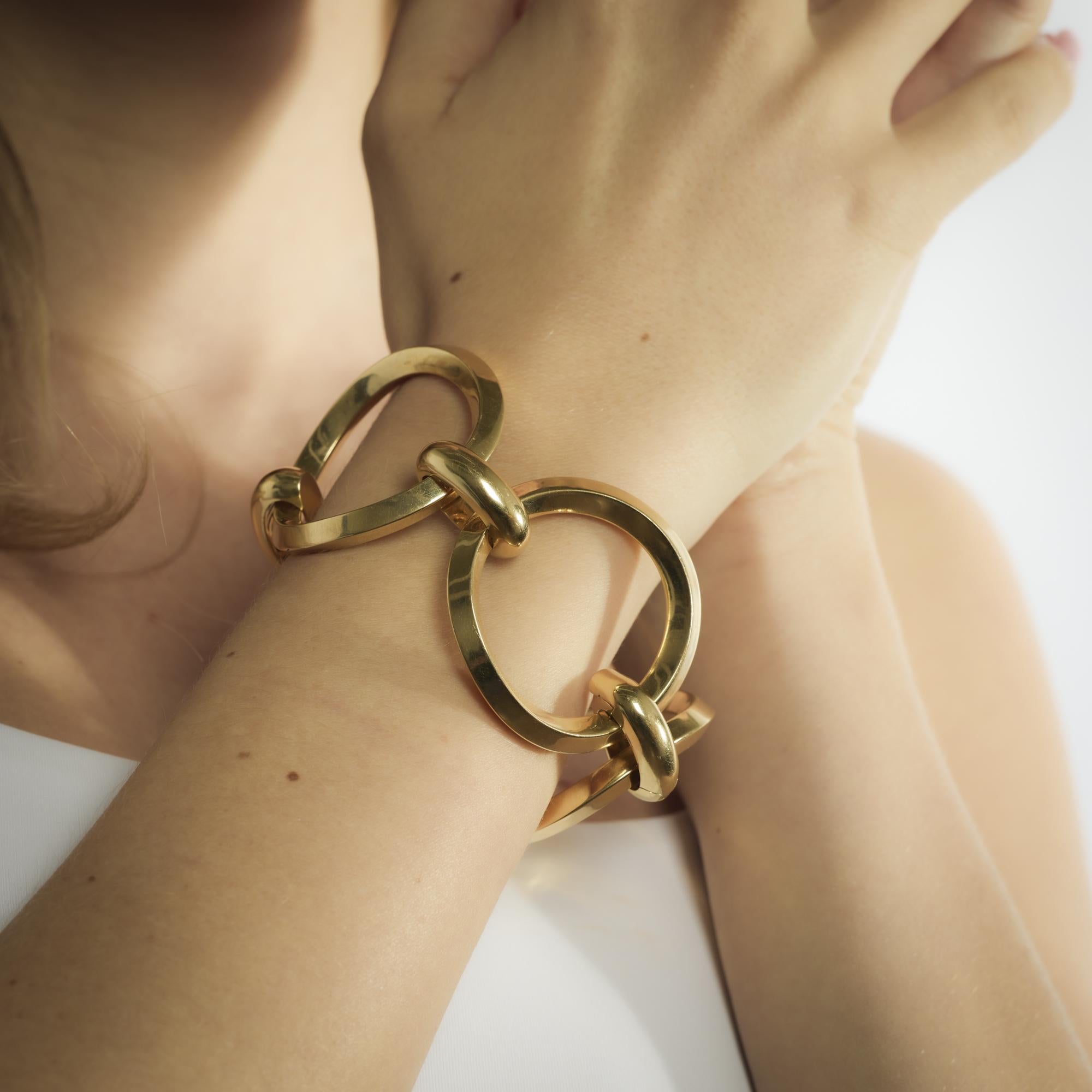 Questo bracciale vintage italiano degli anni '70 è realizzato in lussuoso oro giallo 18 carati, con una larghezza audace e un peso consistente. Con una lunghezza di 7,5 pollici e una larghezza di 1,3/4 pollici, offre una presenza sorprendente al